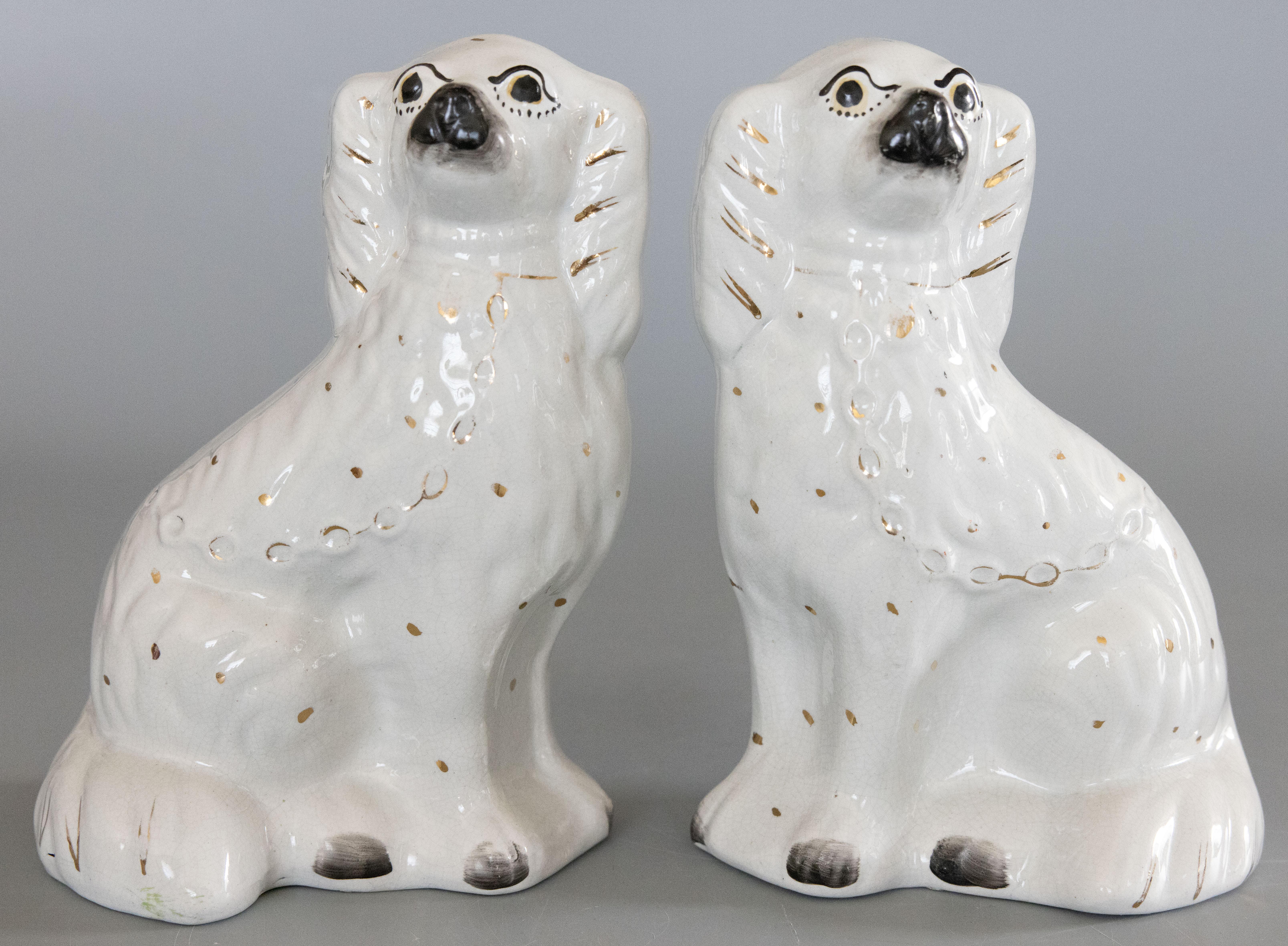 Paire de figurines de chiens épagneuls du Staffordshire du 19ème siècle anglais en vente 1