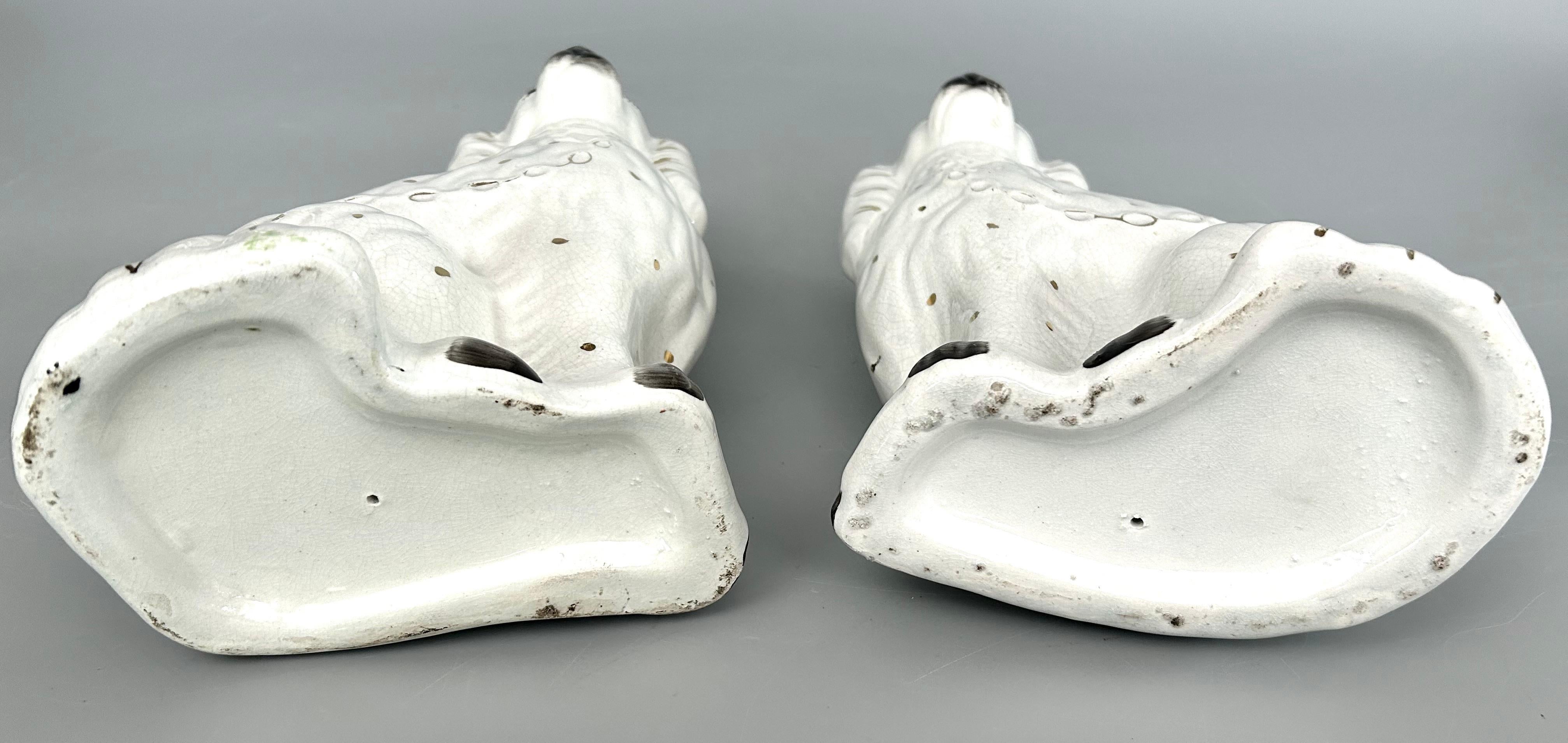XIXe siècle Paire de figurines de chiens épagneuls du Staffordshire du 19ème siècle anglais en vente