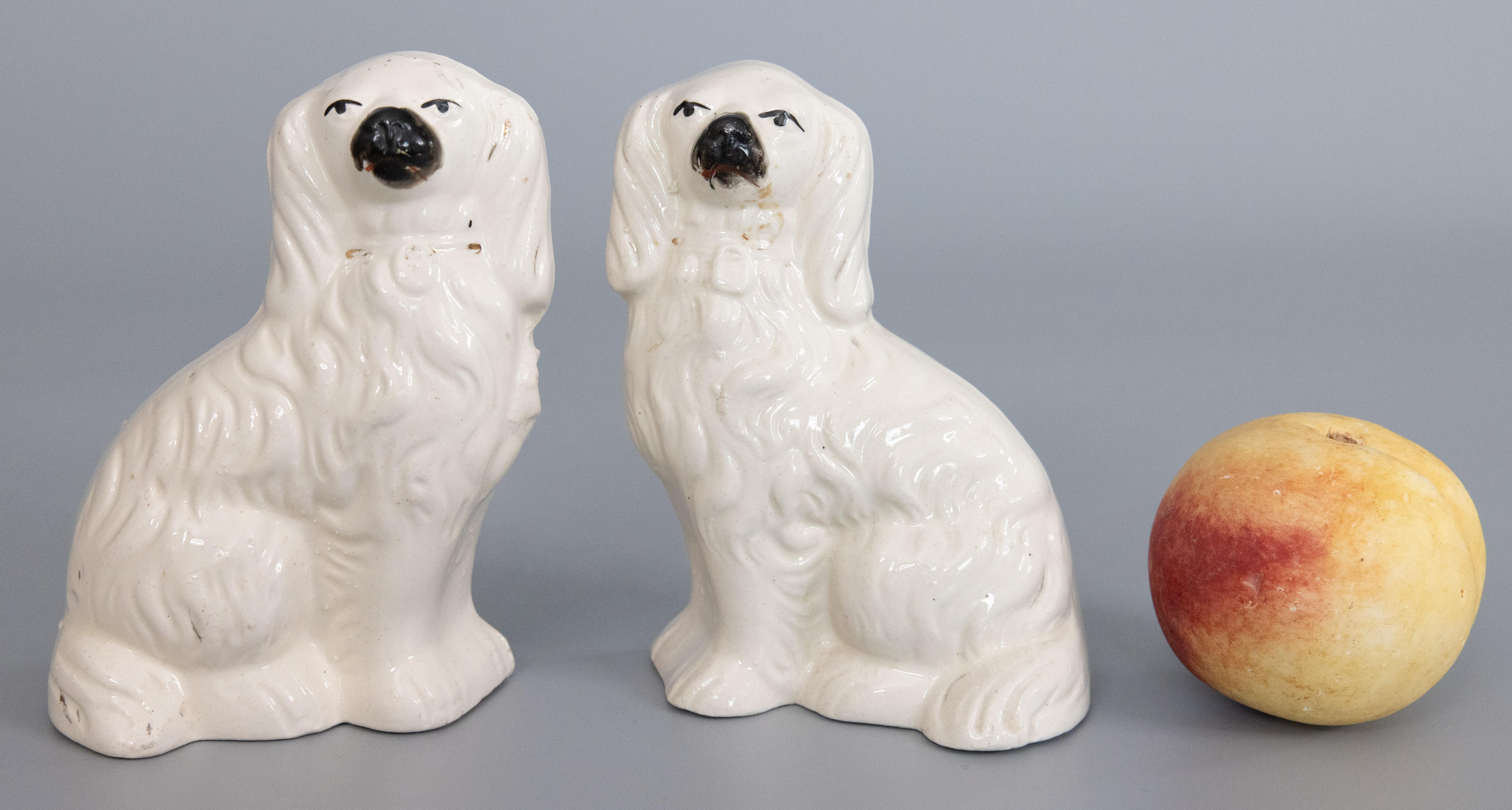 Pair of 19th Century English Staffordshire Spaniel Dogs In Good Condition In Pearland, TX