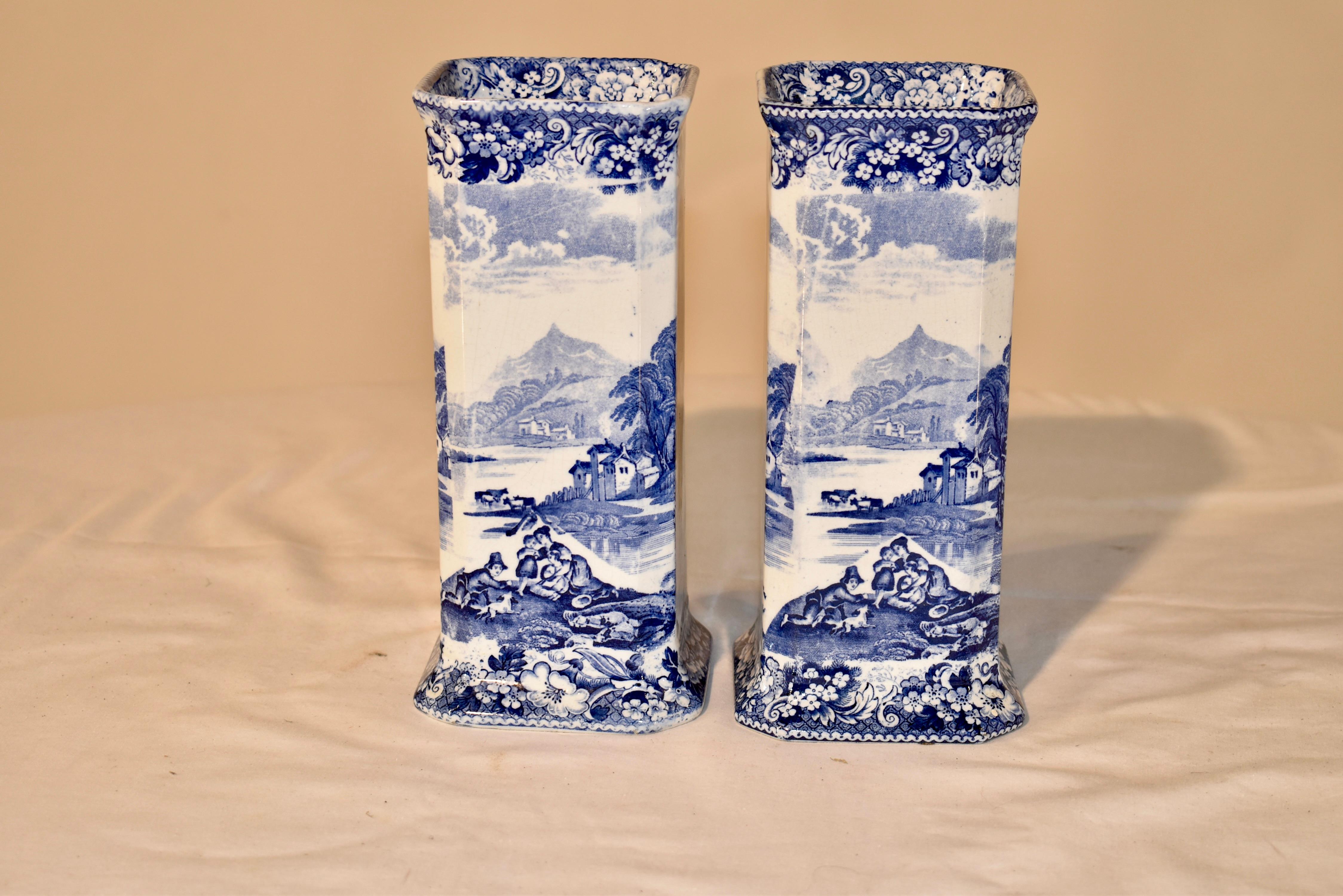 Pair of 19th Century English Vases In Good Condition For Sale In High Point, NC