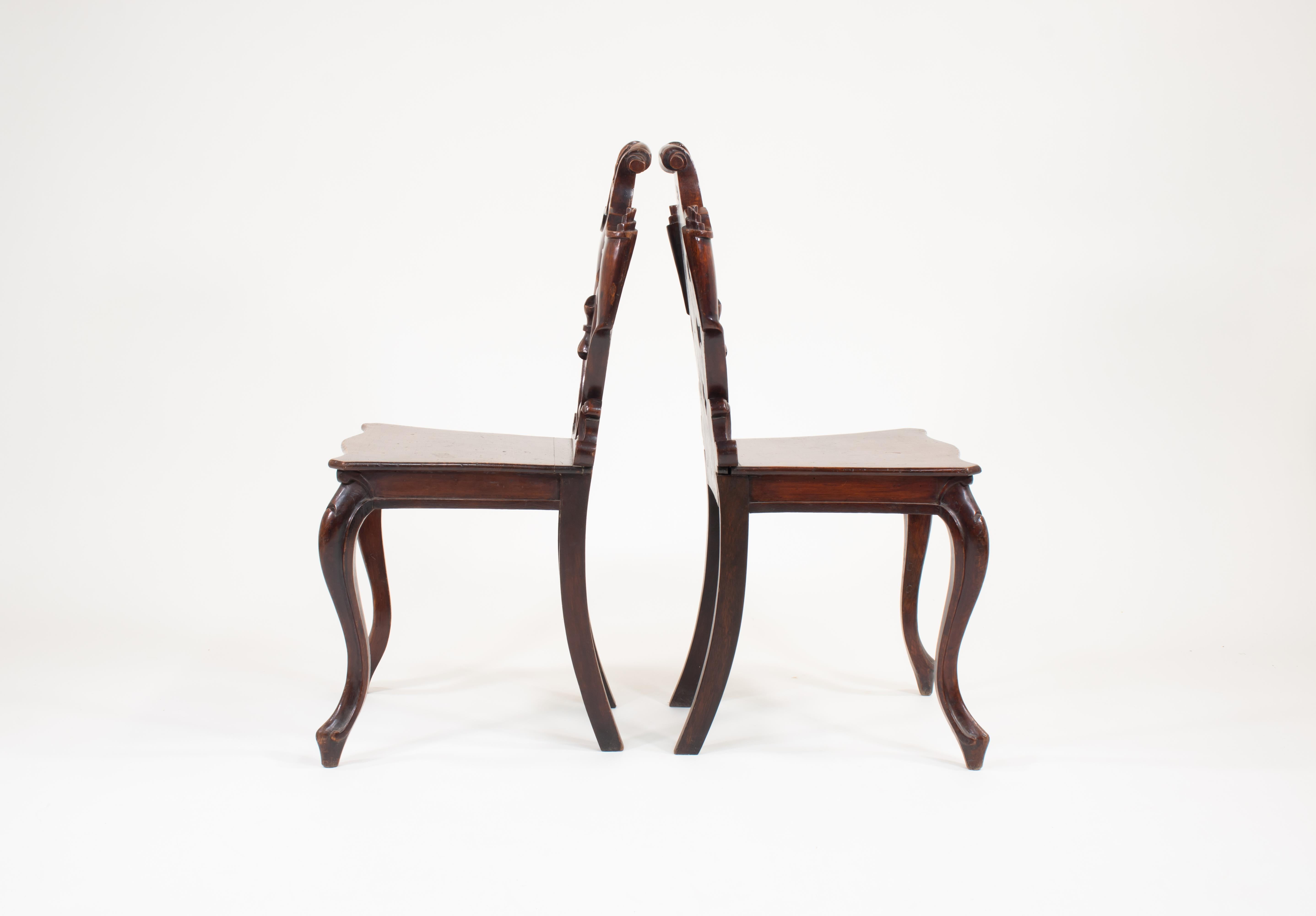 Paar englische viktorianische Mahagoni-Sessel der Gotik des 19. (Handgeschnitzt) im Angebot