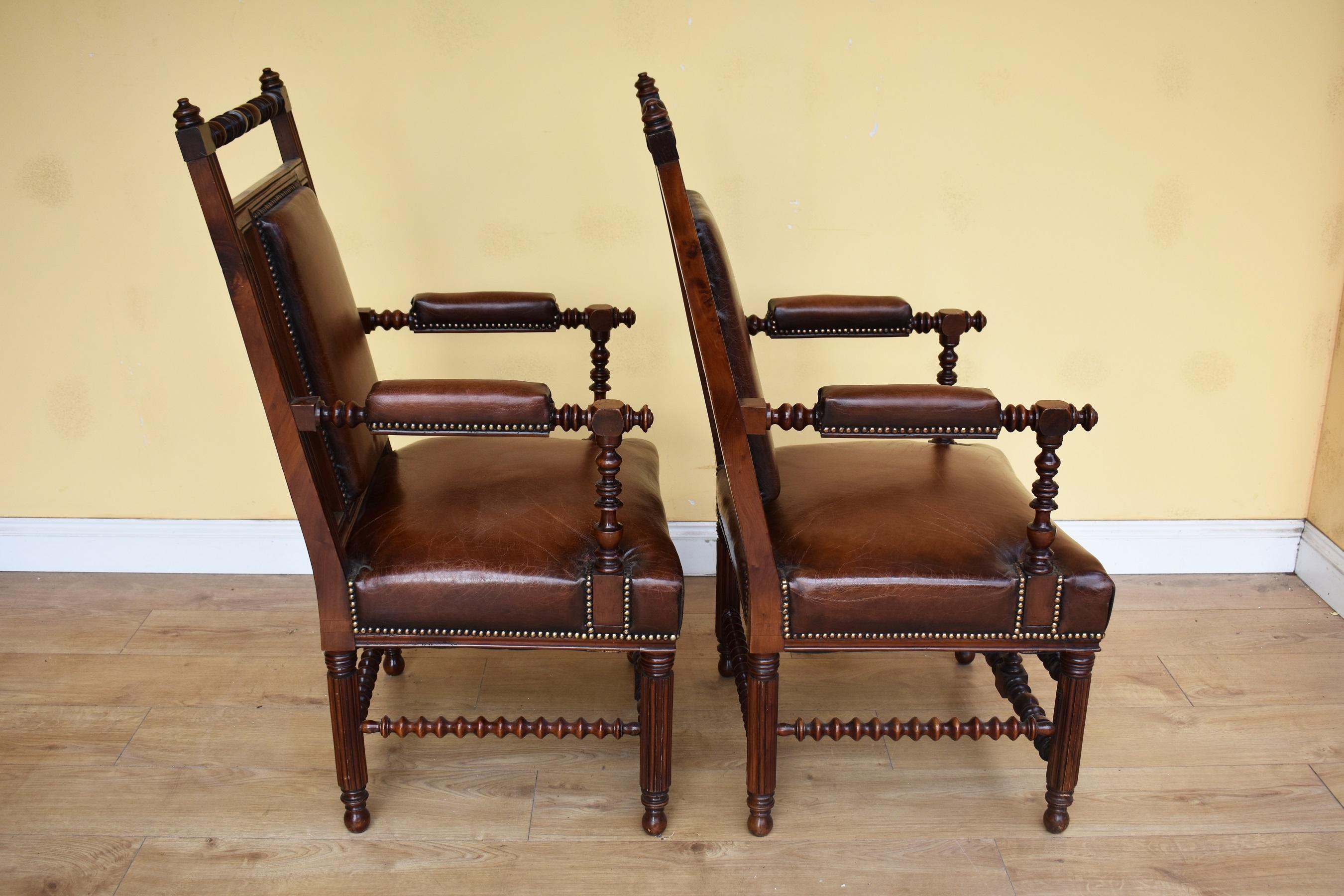 Néo-gothique Paire de fauteuils en noyer de style victorien Revive gothique anglais du 19e siècle en vente