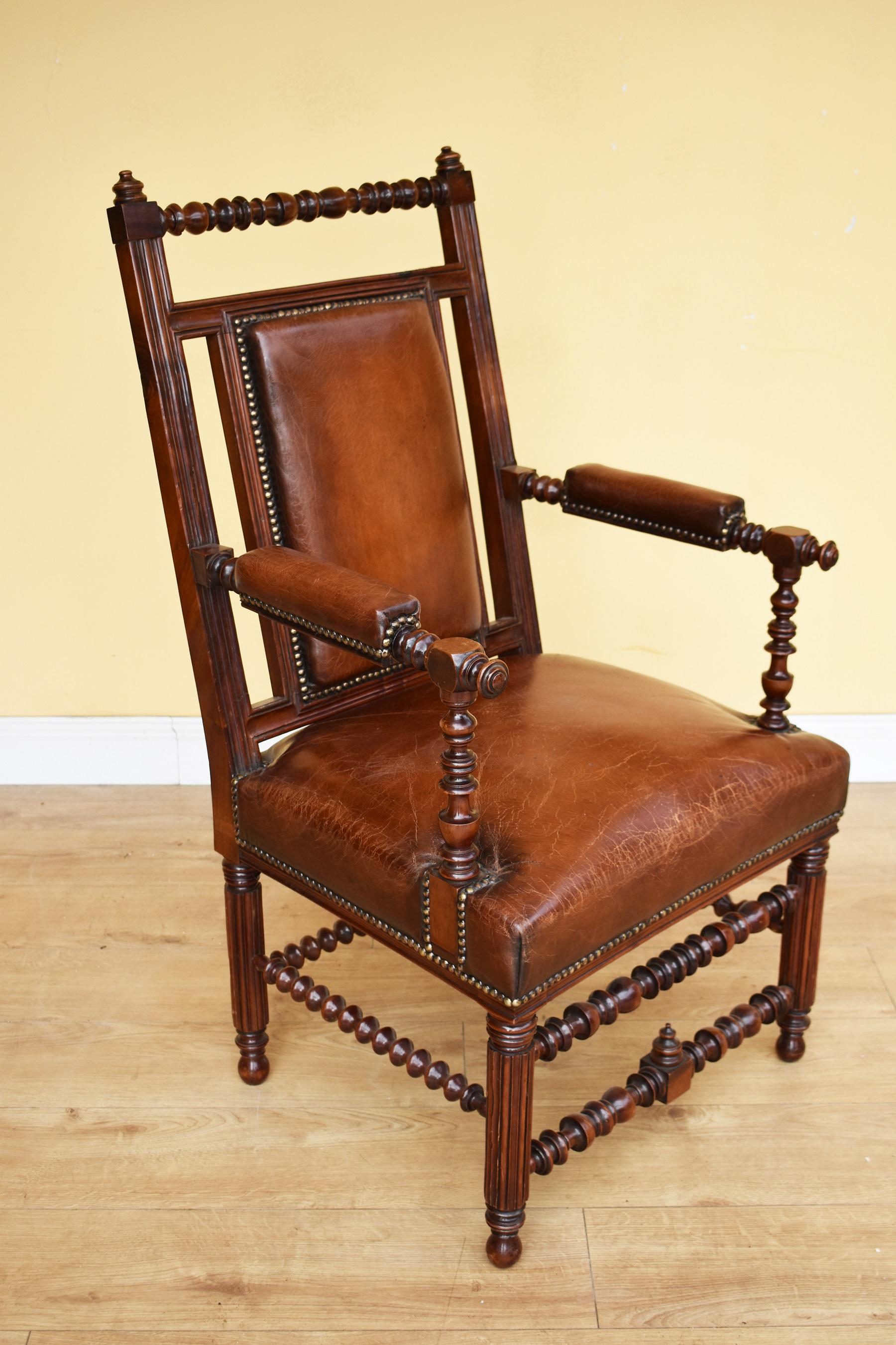 XIXe siècle Paire de fauteuils en noyer de style victorien Revive gothique anglais du 19e siècle en vente