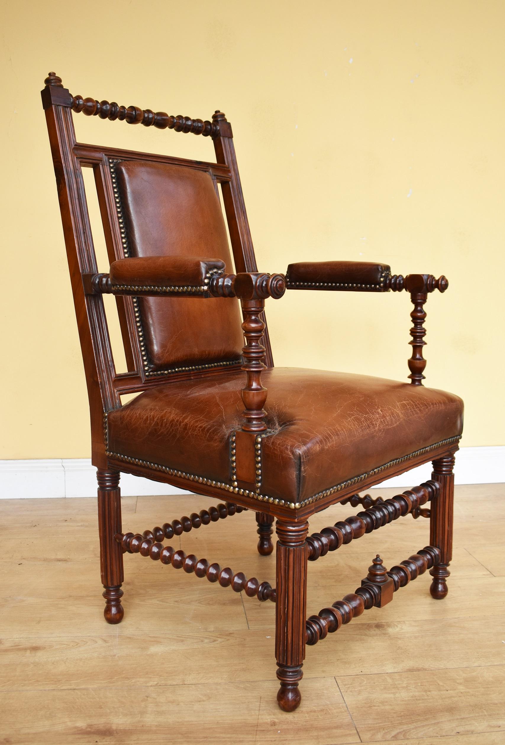 Noyer Paire de fauteuils en noyer de style victorien Revive gothique anglais du 19e siècle en vente