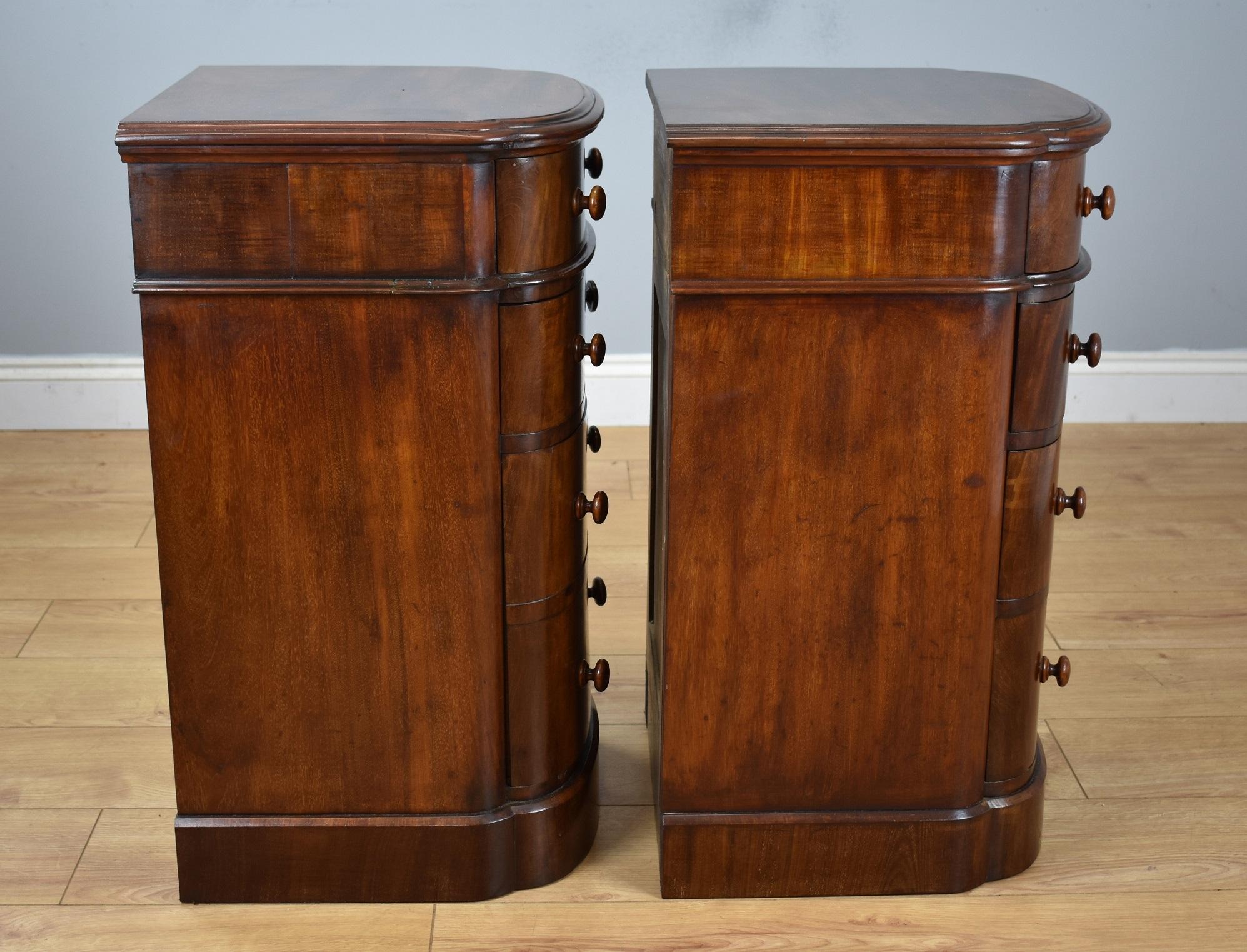 Pair of 19th Century English Victorian Mahogany Bow Front Chests In Good Condition In Chelmsford, Essex