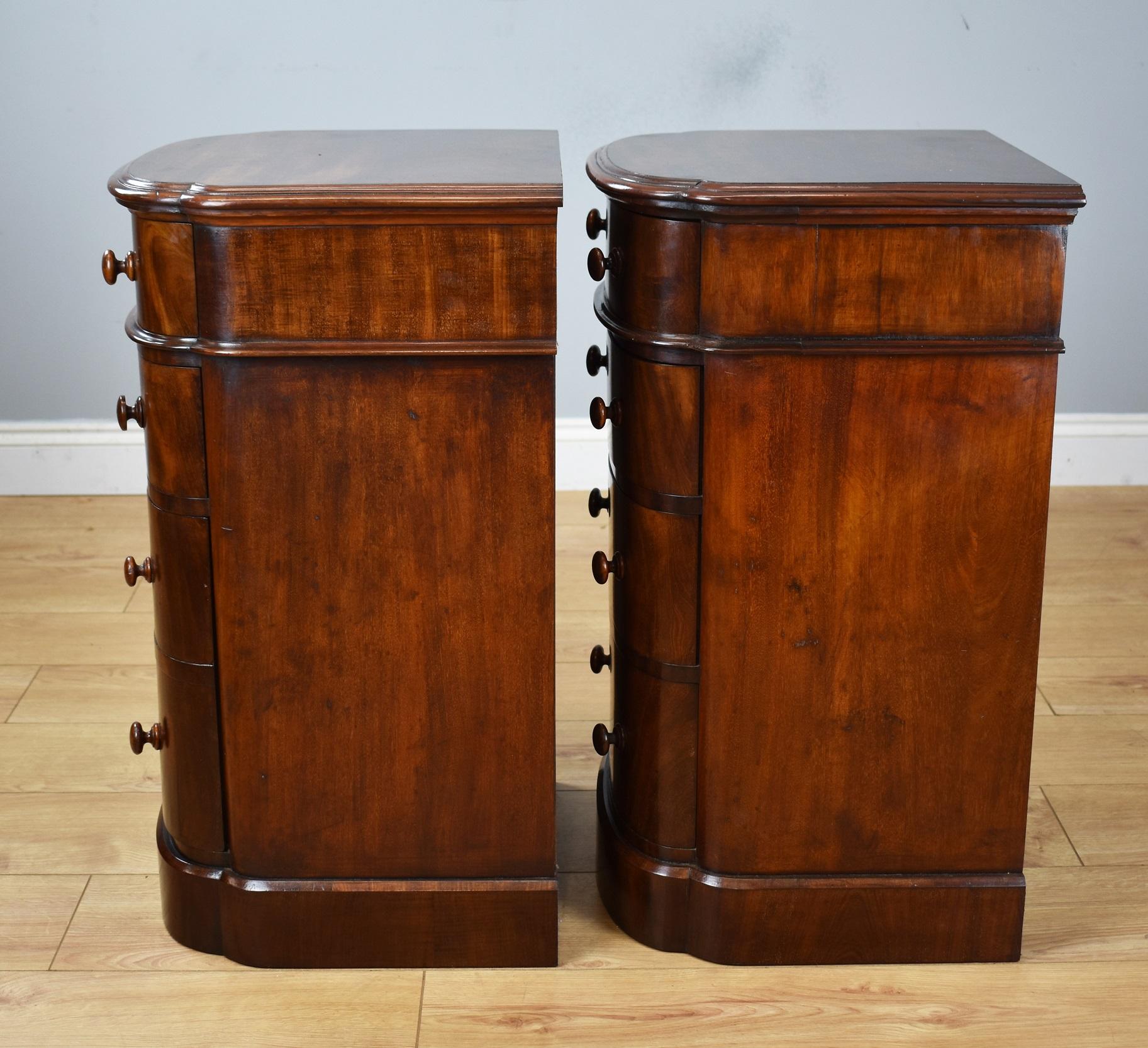 Pair of 19th Century English Victorian Mahogany Bow Front Chests 1