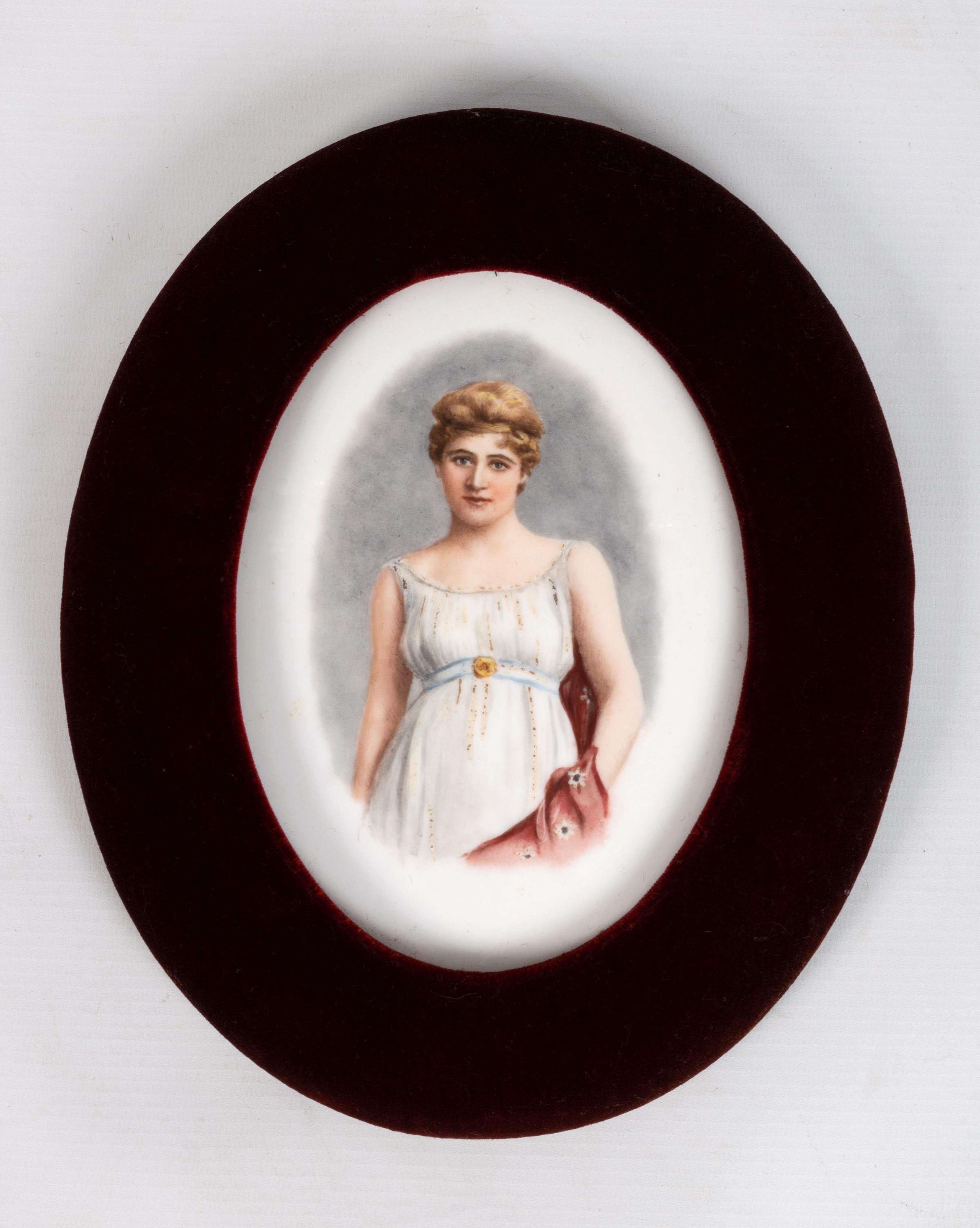 Pareja de acuarelas victorianas inglesas del siglo XIX sobre porcelana de una dama en Bueno estado para la venta en London, GB