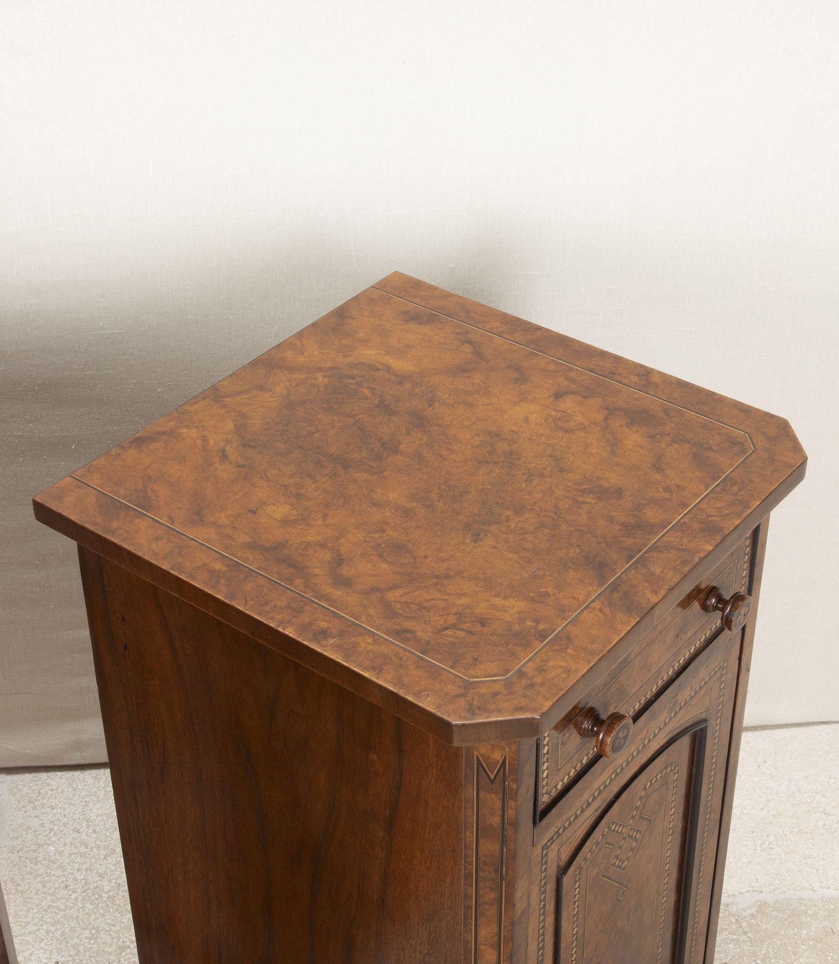 Paire de tables de chevet en noyer anglaises du 19e siècle en vente 3