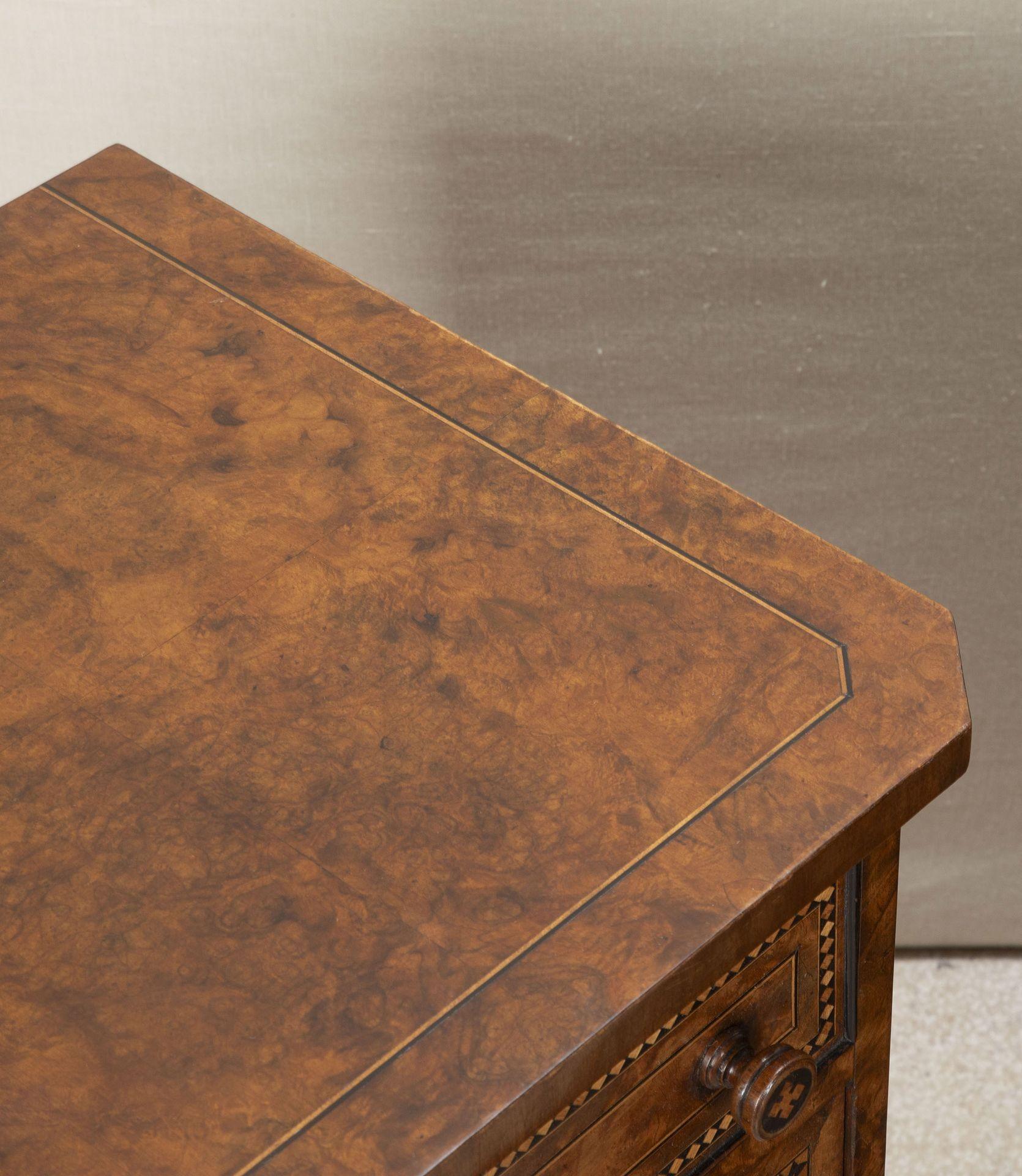 Paire de tables de chevet en noyer anglaises du 19e siècle en vente 4