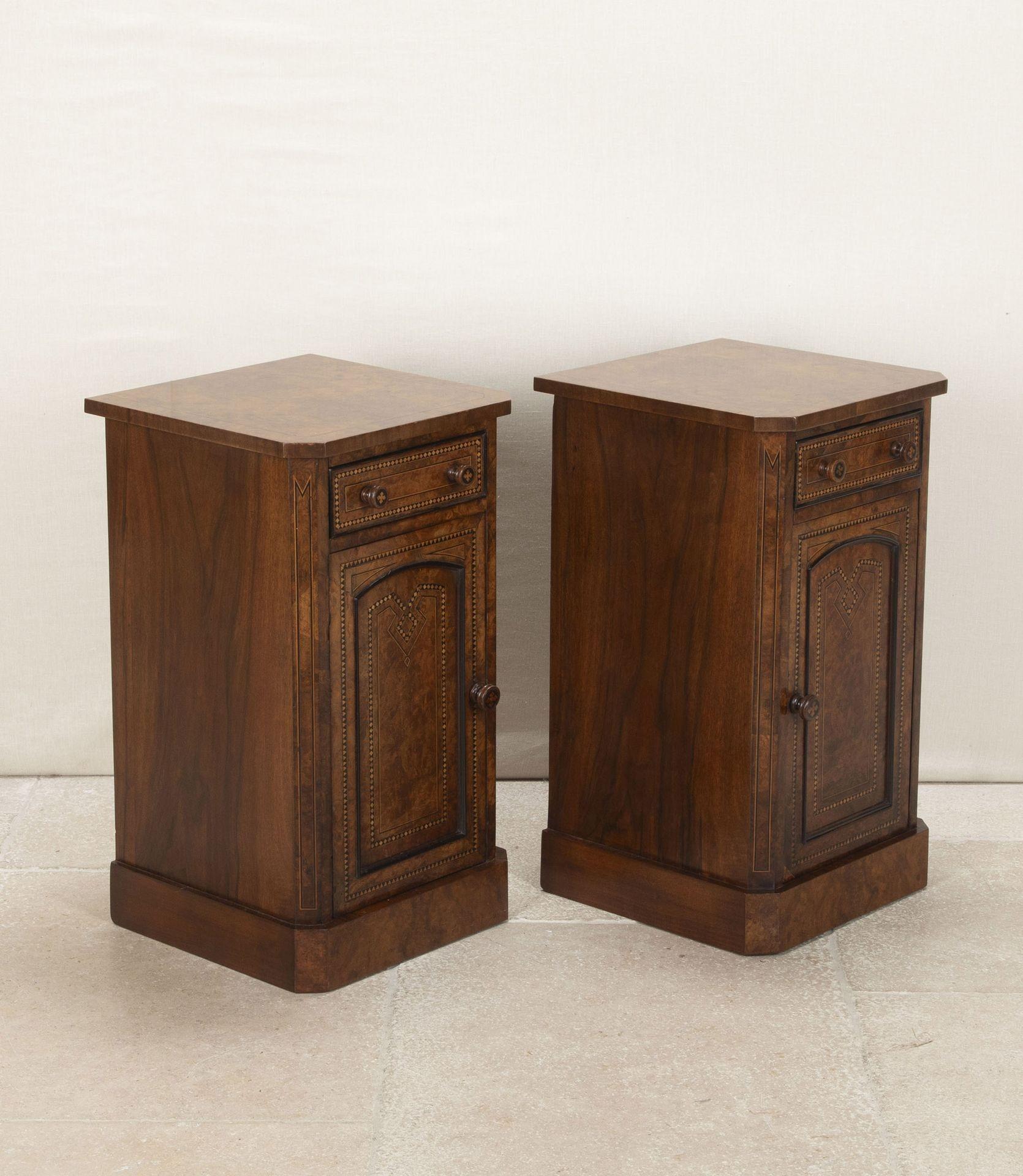 Une belle paire de tables de chevet en ronce de noyer anglaises du milieu du 19e siècle.
Avec des coins inclinés qui traversent l'ensemble. Tiroirs simples au-dessus des portes avec une seule étagère à l'intérieur et des socles. Marqueterie