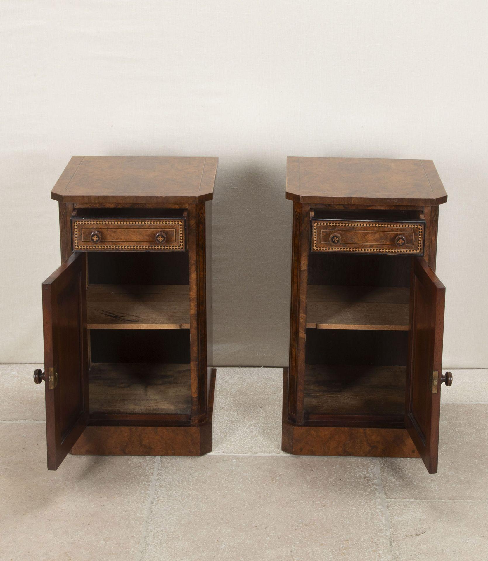Victorien Paire de tables de chevet en noyer anglaises du 19e siècle en vente