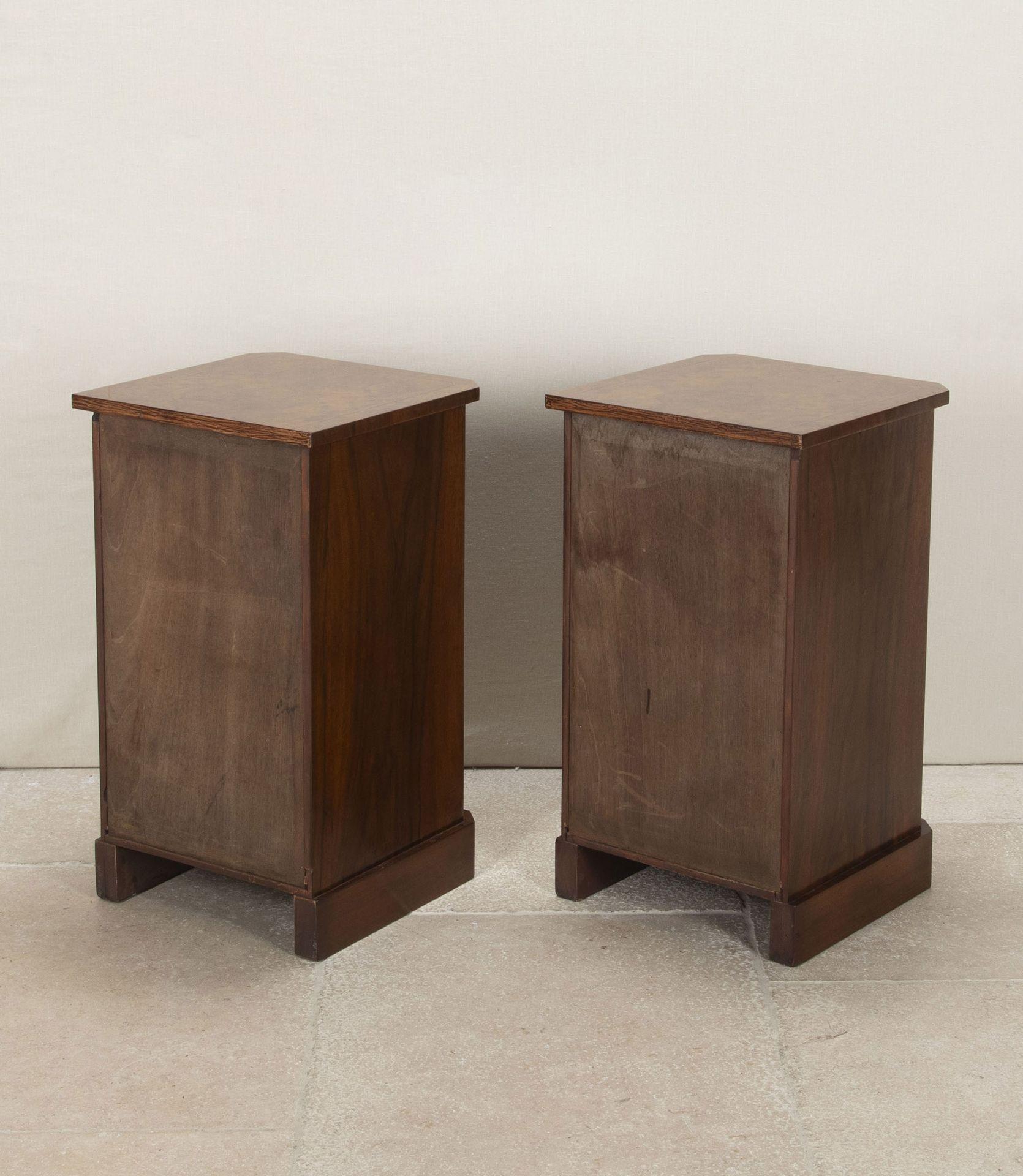 Anglais Paire de tables de chevet en noyer anglaises du 19e siècle en vente