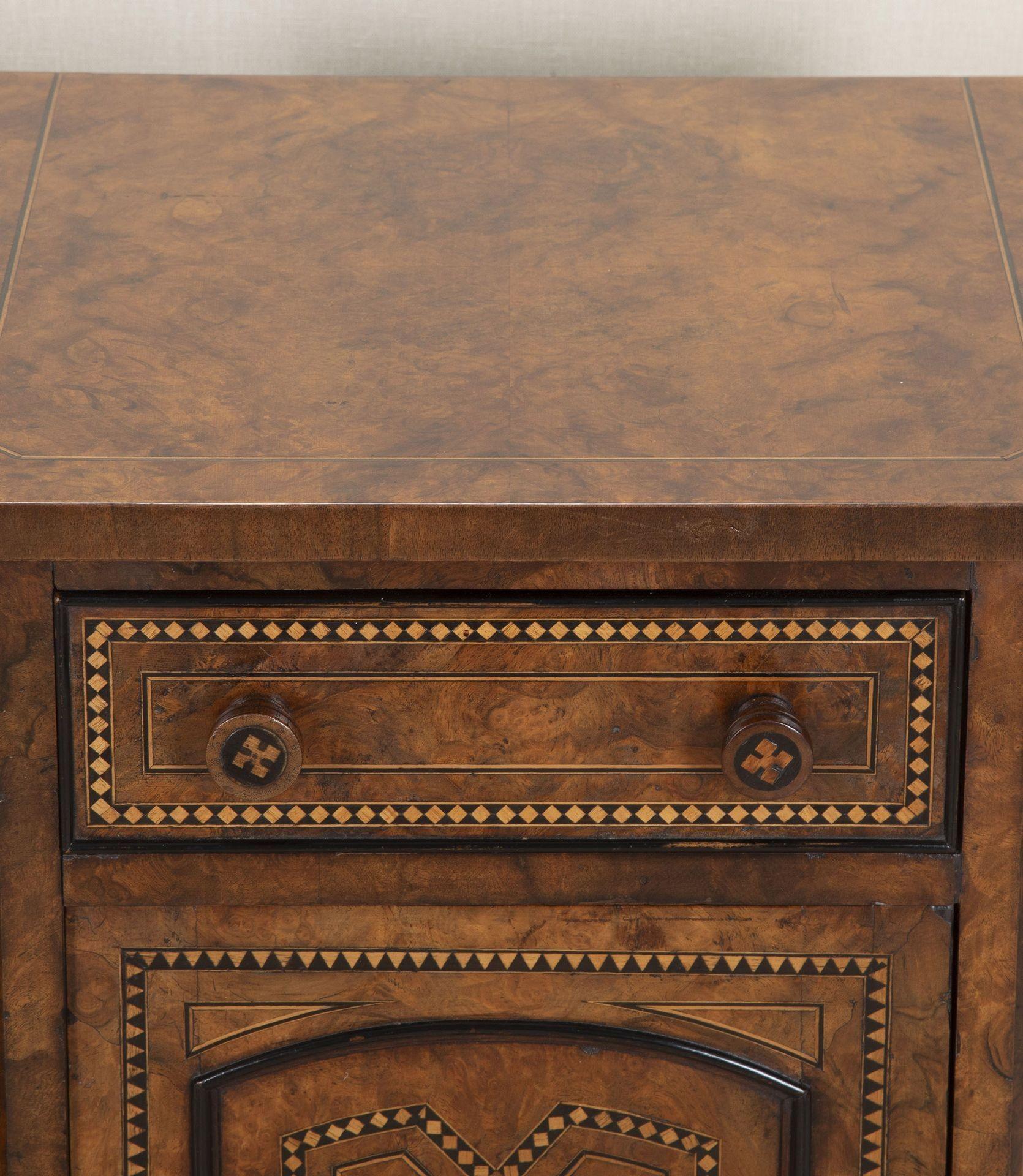 Paire de tables de chevet en noyer anglaises du 19e siècle Bon état - En vente à Gloucestershire, GB