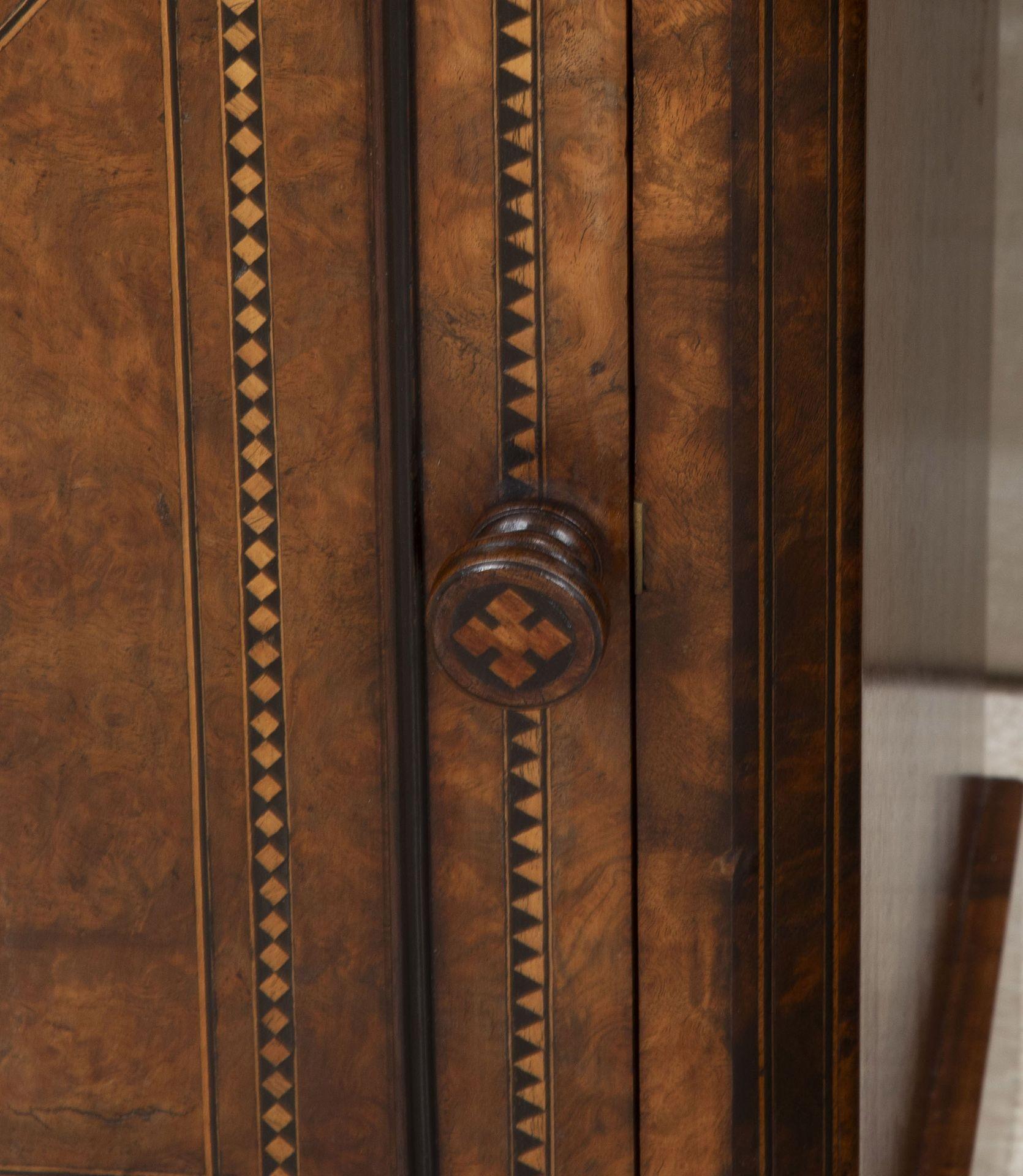 XIXe siècle Paire de tables de chevet en noyer anglaises du 19e siècle en vente