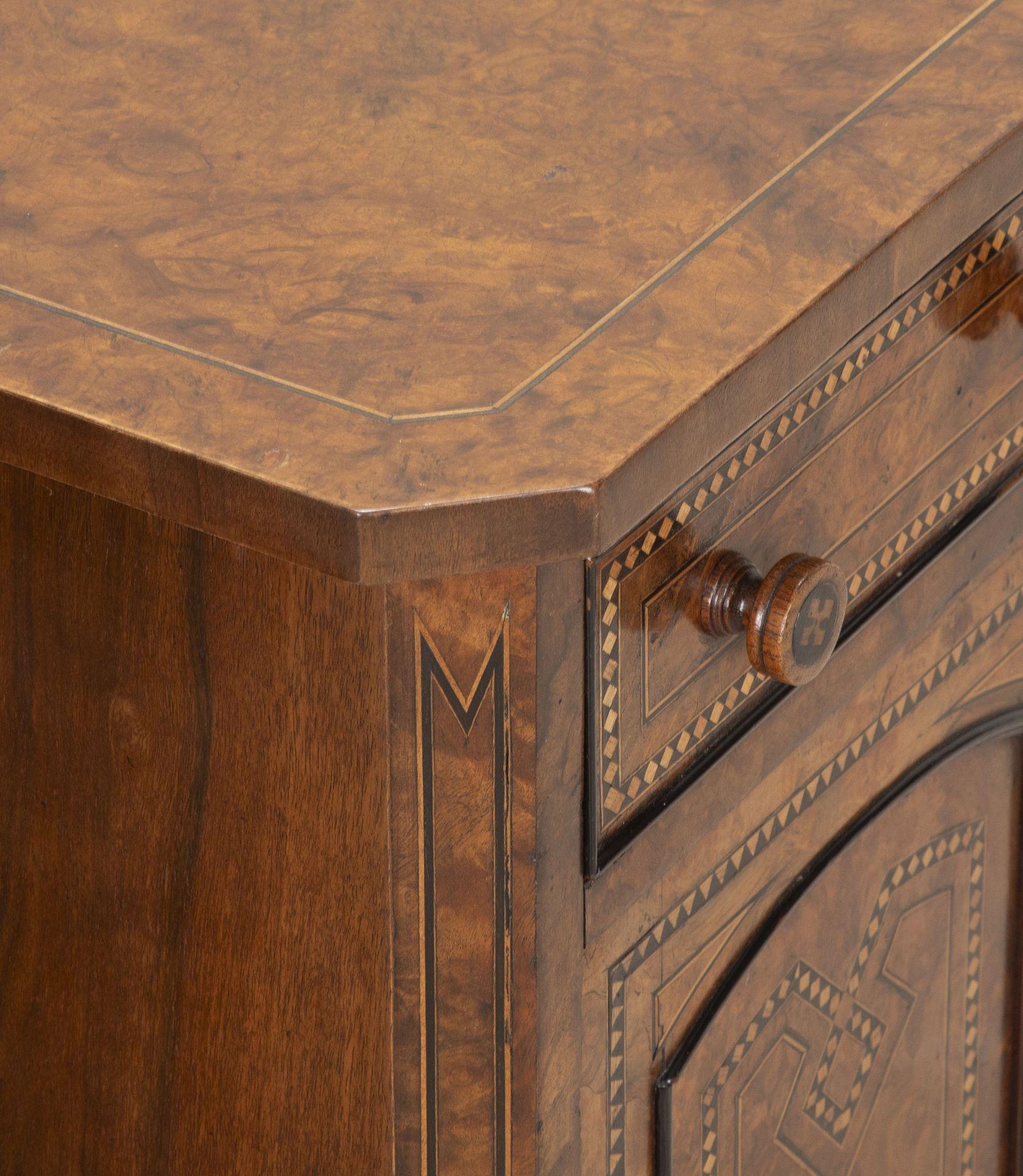 Ébène Paire de tables de chevet en noyer anglaises du 19e siècle en vente