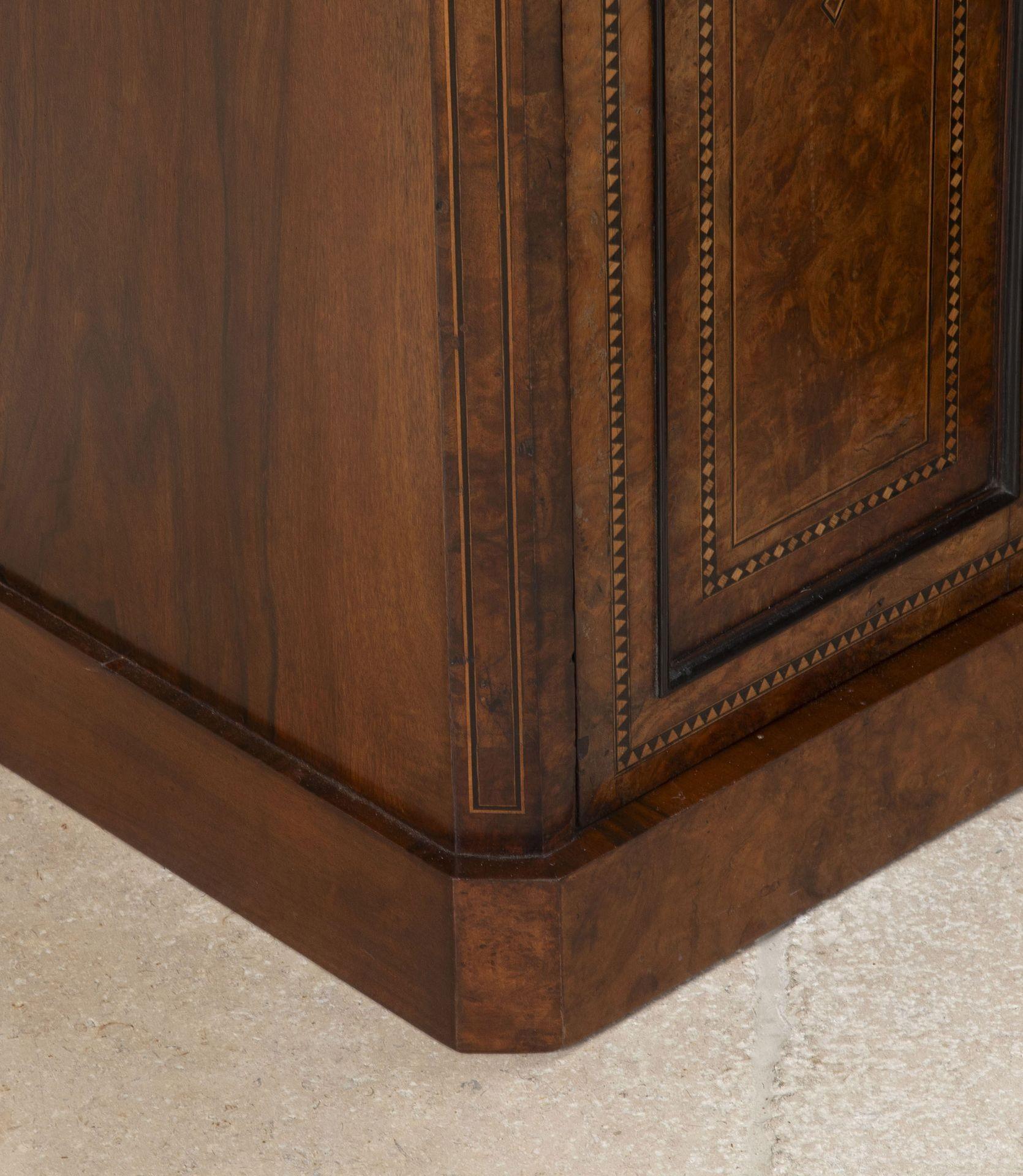 Paire de tables de chevet en noyer anglaises du 19e siècle en vente 1