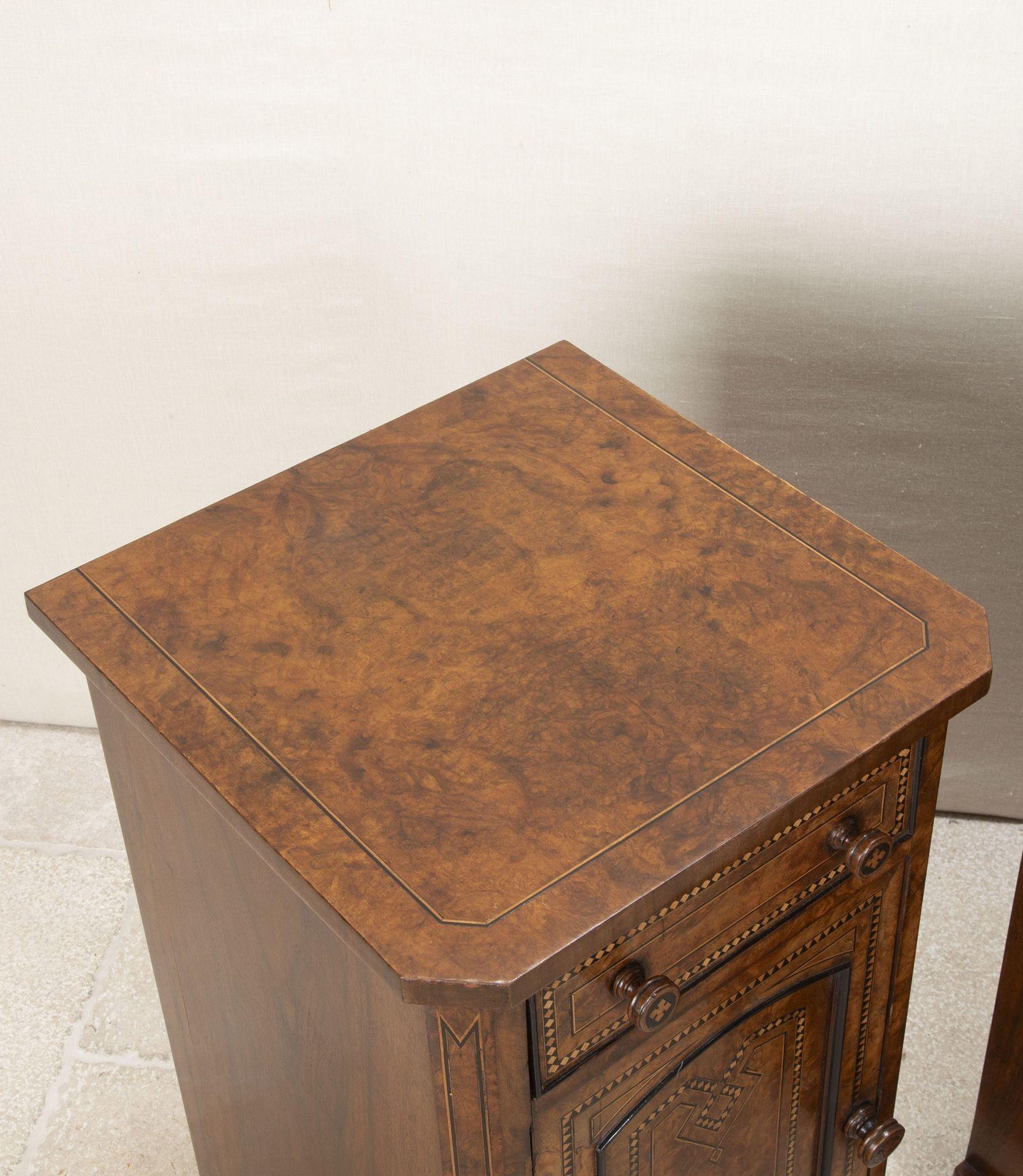 Paire de tables de chevet en noyer anglaises du 19e siècle en vente 2