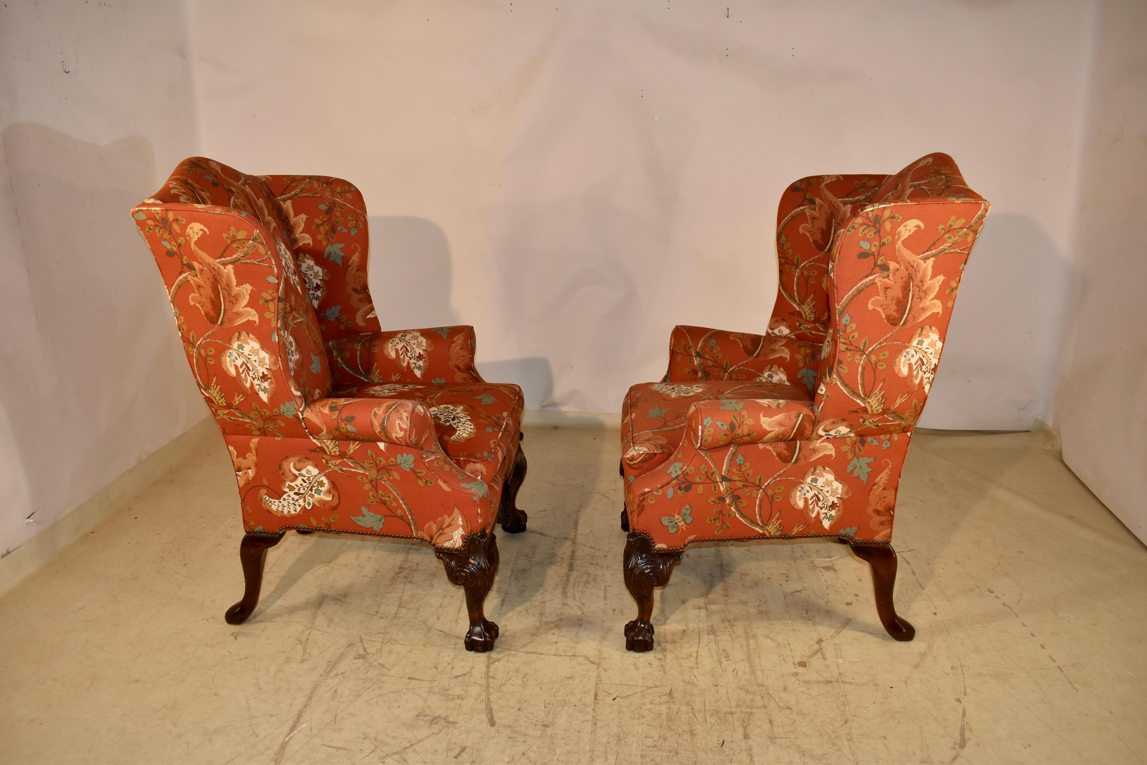 Pareja de sillas inglesas del siglo XIX con respaldo de ala de nogal en Bueno estado para la venta en High Point, NC