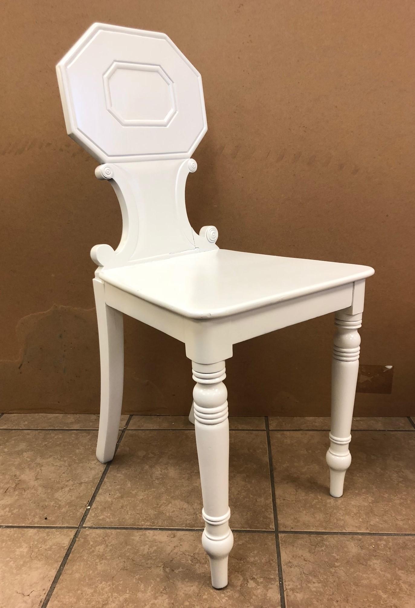 Pair of 19th Century English White Lacquered Hall Chairs In Good Condition For Sale In New York, NY