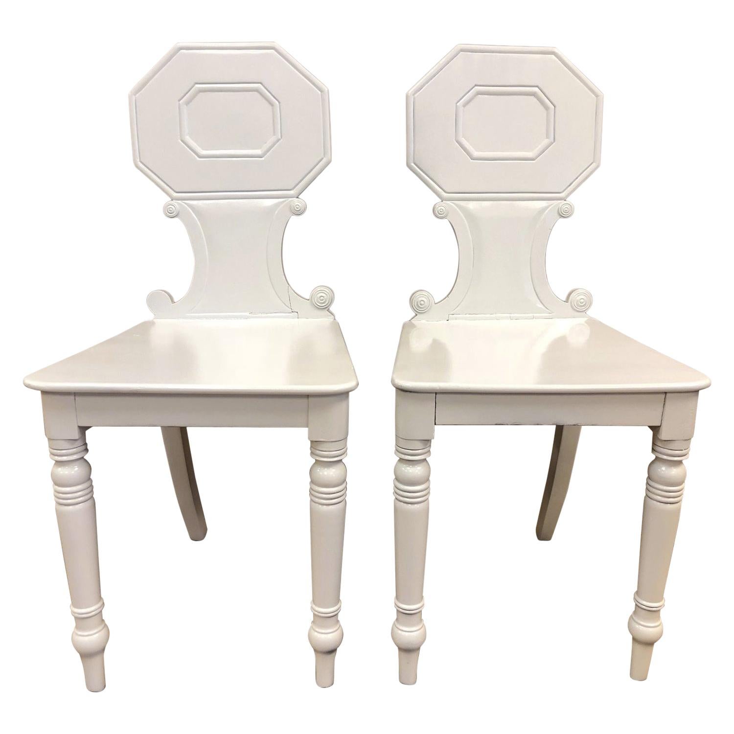 Paire de chaises d'entrée anglaises laquées blanches du 19ème siècle