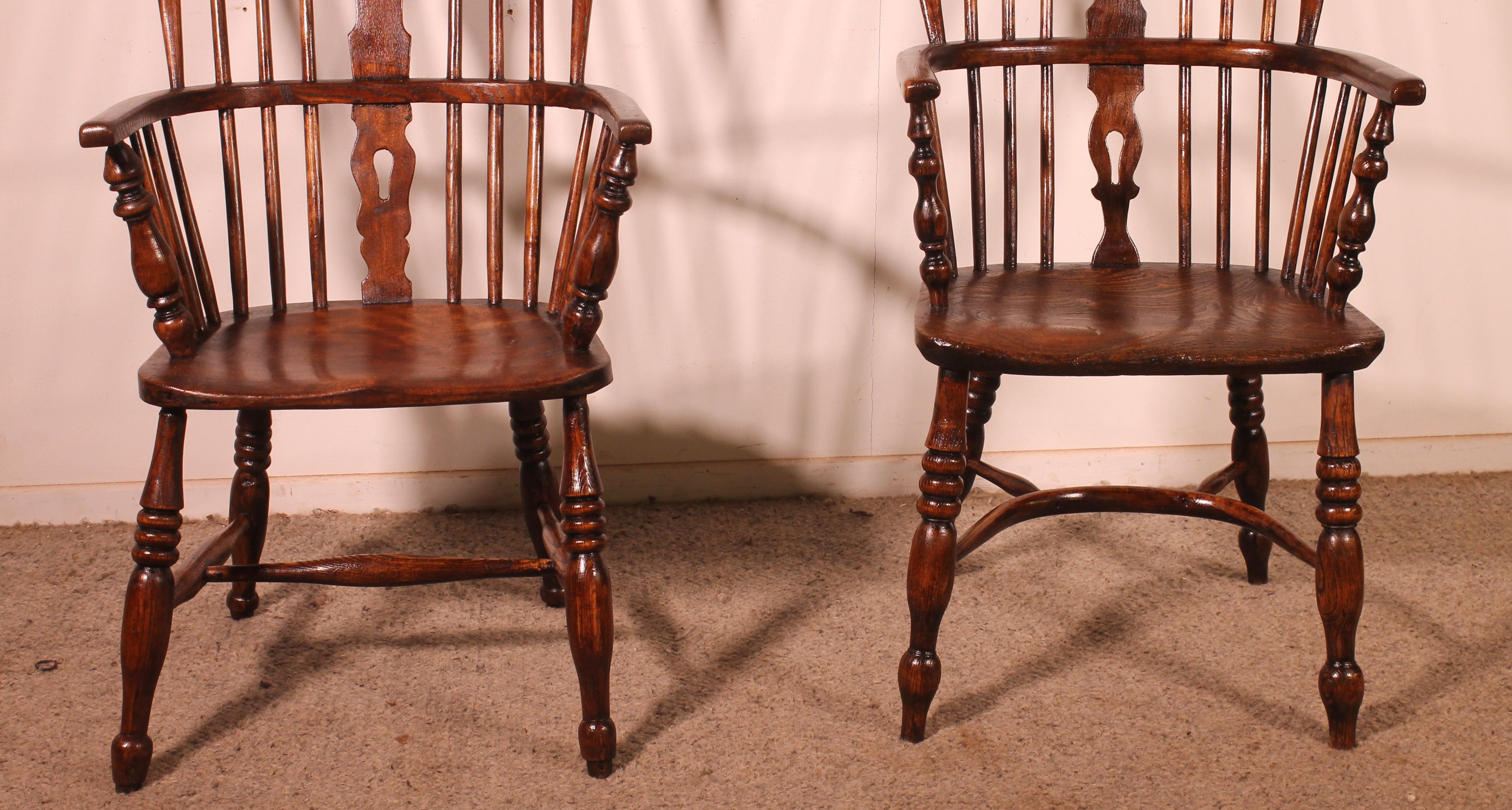 Charmante paire de fauteuils Windsor anglais du 19ème siècle en frêne et orme. Probablement l'homme et la femme.

Très beaux fauteuils de bonne qualité et qui ont une base élégante et une décoration sur le dos.

Très belle patine et en superbe