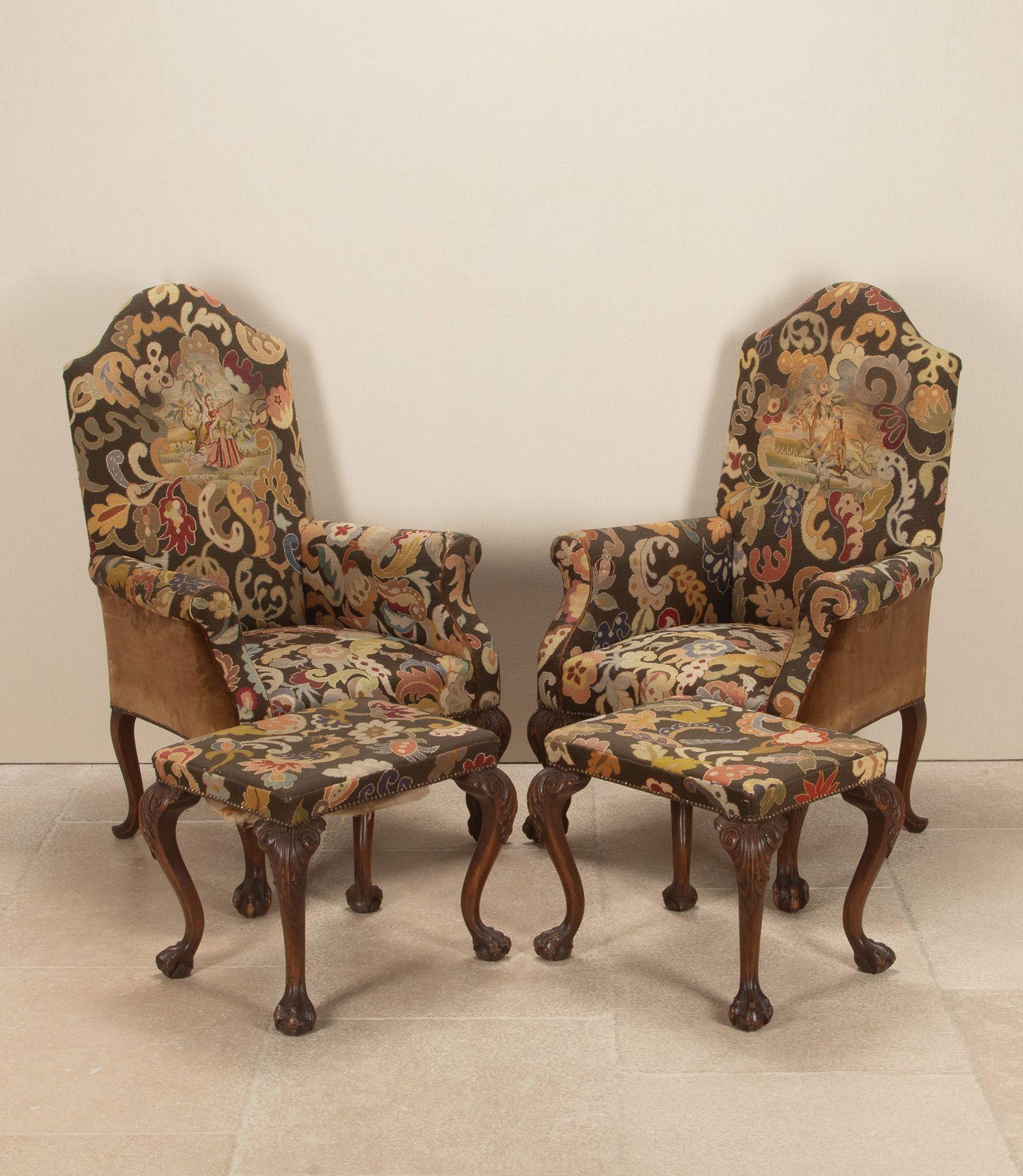 Pareja de sillones ingleses wingback del siglo XIX con taburetes a juego. Con revestimiento de tapiz y atractiva escenografía, acabado sobre las clásicas patas de bola y garra.