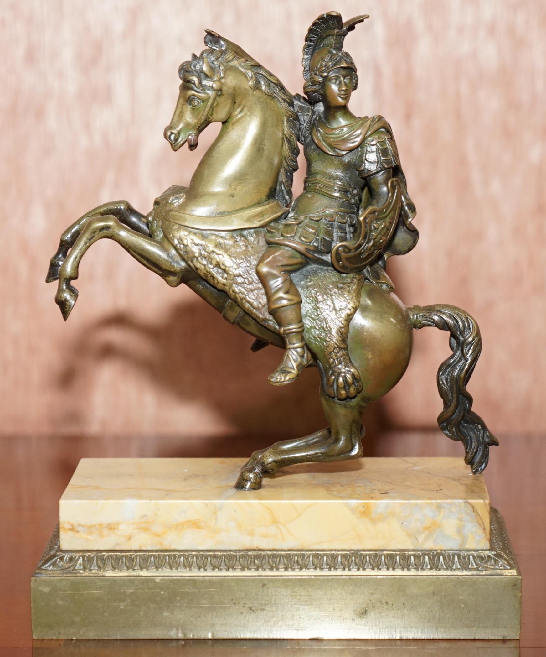 Nous sommes ravis de proposer à la vente cette paire de bronzes équestres originaux du XIXe siècle représentant un cosaque russe et un soldat romain à cheval.

Il s'agit d'une belle paire bien fabriquée, assise sur des bases en marbre. Il est fort