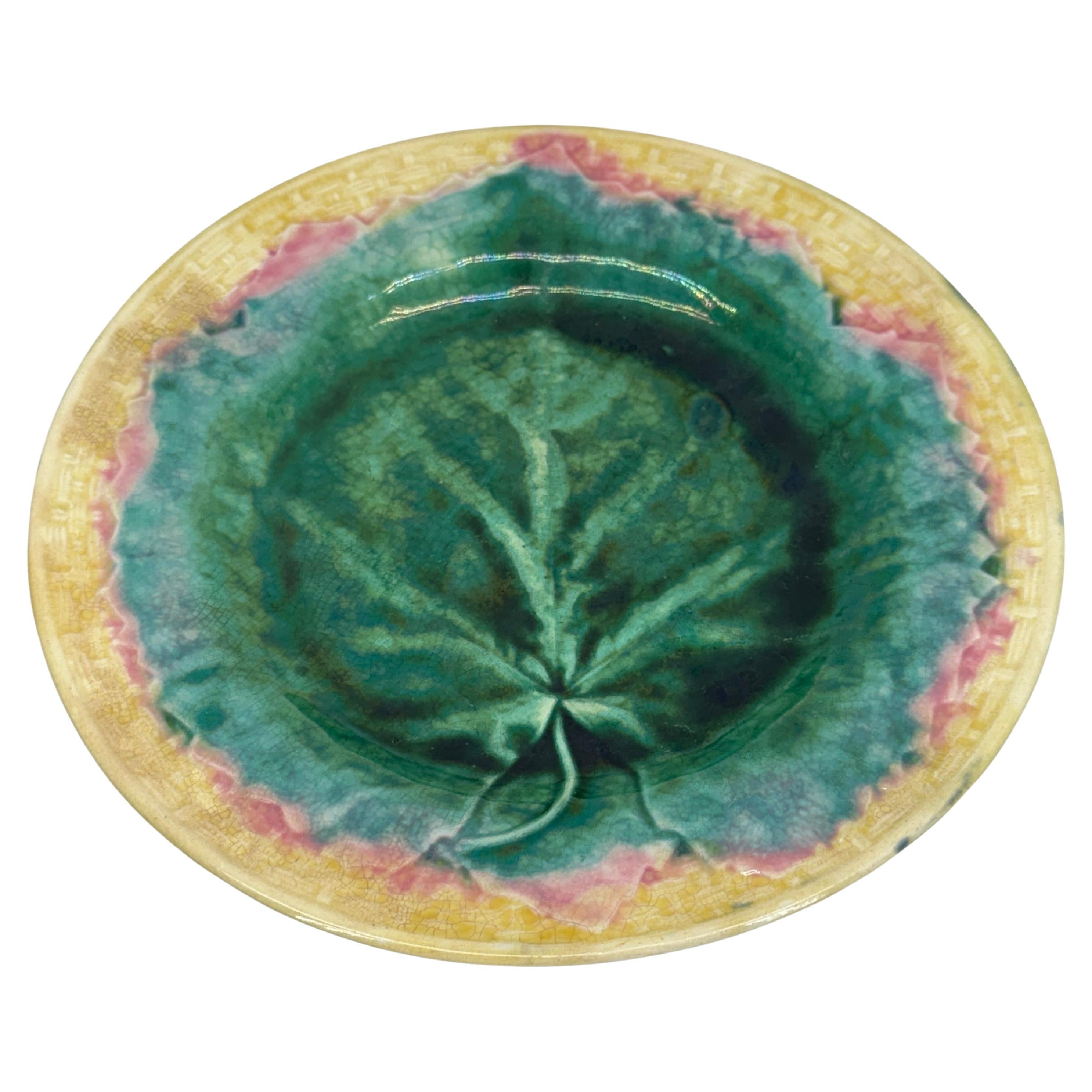 Assiette de collection en majolique émaillée dans les tons verts, jaunes et roses.  Merveilleuses pièces en céramique à ajouter à la collection actuelle ou à créer un nouveau groupe avec cet ensemble fantastique. 

