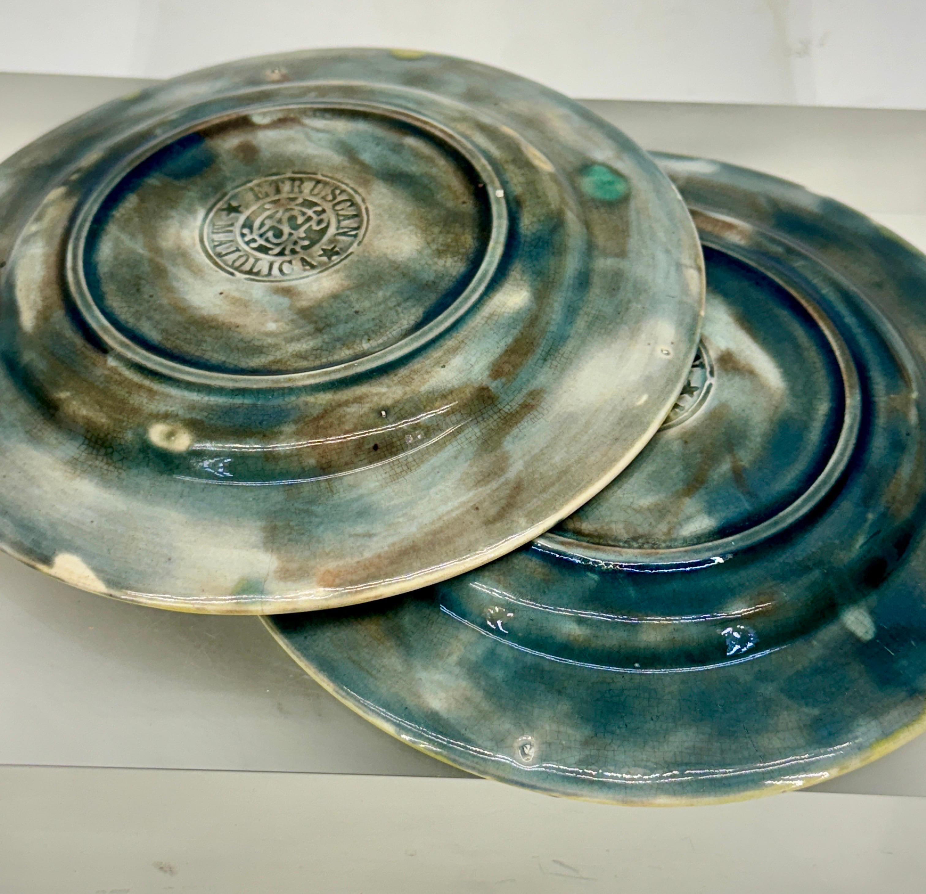 Rustique Paire d'assiettes à feuilles en majolique étrusque du XIXe siècle en vente
