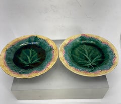 Coppia di piatti a foglia in maiolica etrusca del XIX secolo