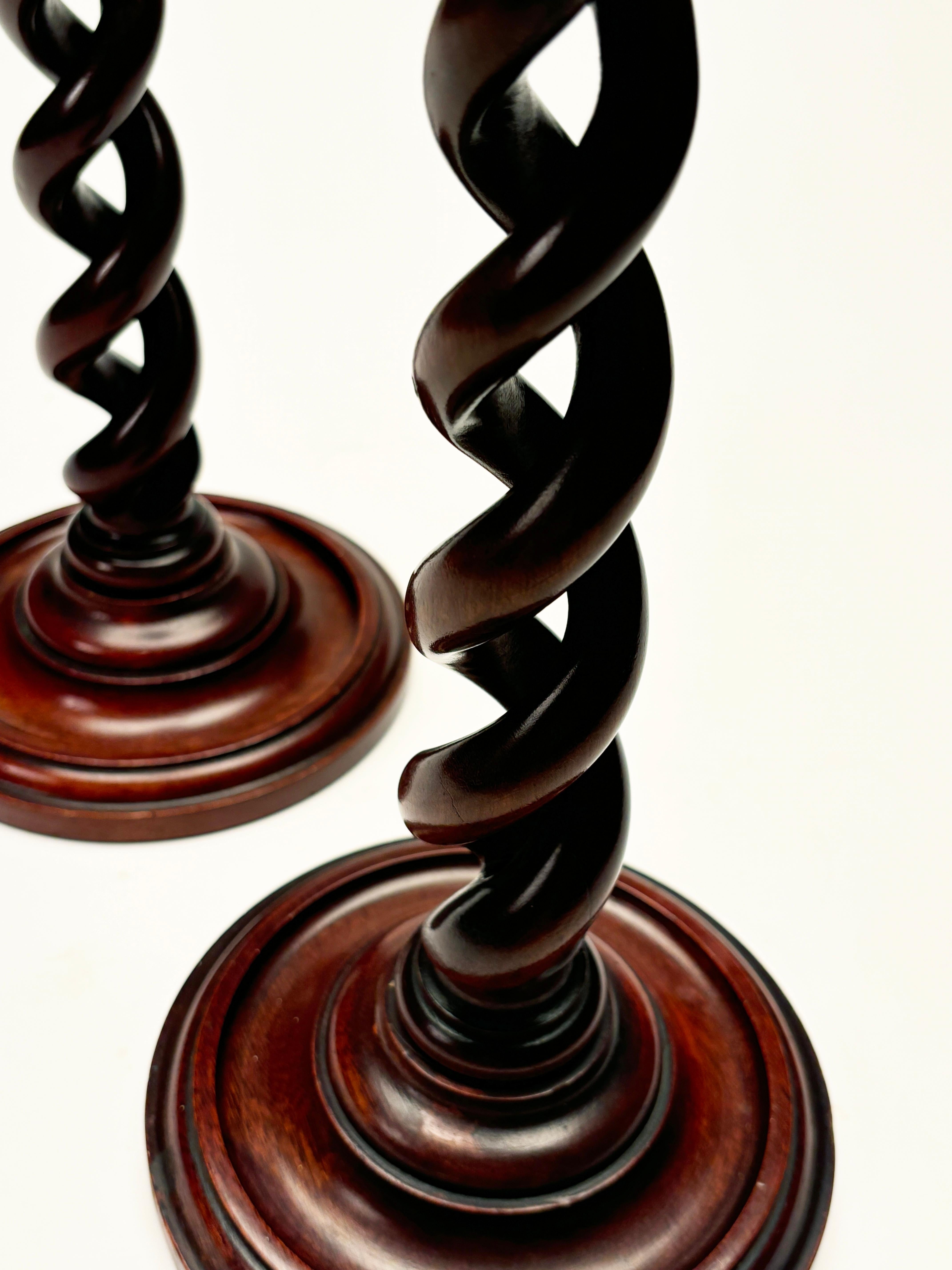 Coppia di candelabri aperti in mogano del XIX secolo in vendita 6