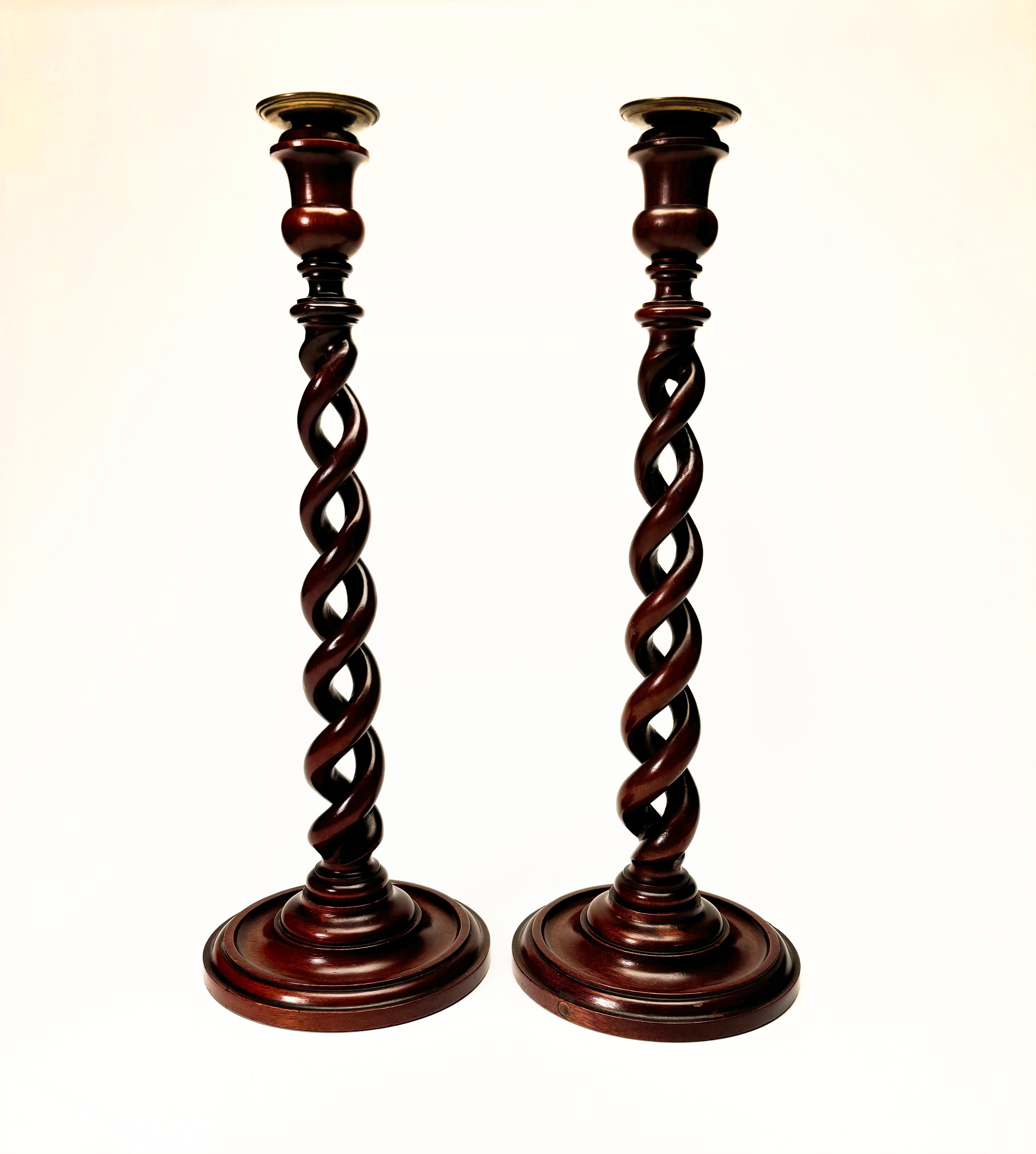 Questa coppia di candelieri aperti in mogano del XIX secolo è un set straordinario e sarebbe un'aggiunta meravigliosa a una credenza, al caminetto o a un tavolo da pranzo europeo. I candelieri in legno vantano stravaganti torsioni aperte che sfidano