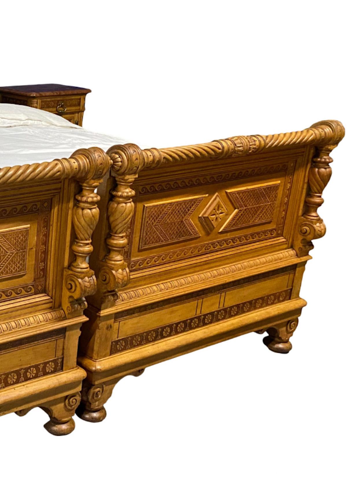Paar europäische Kiefernholz-Twin-Betten aus dem 19. Jahrhundert, reconfiguriert als King-Bett im Zustand „Gut“ in Sag Harbor, NY