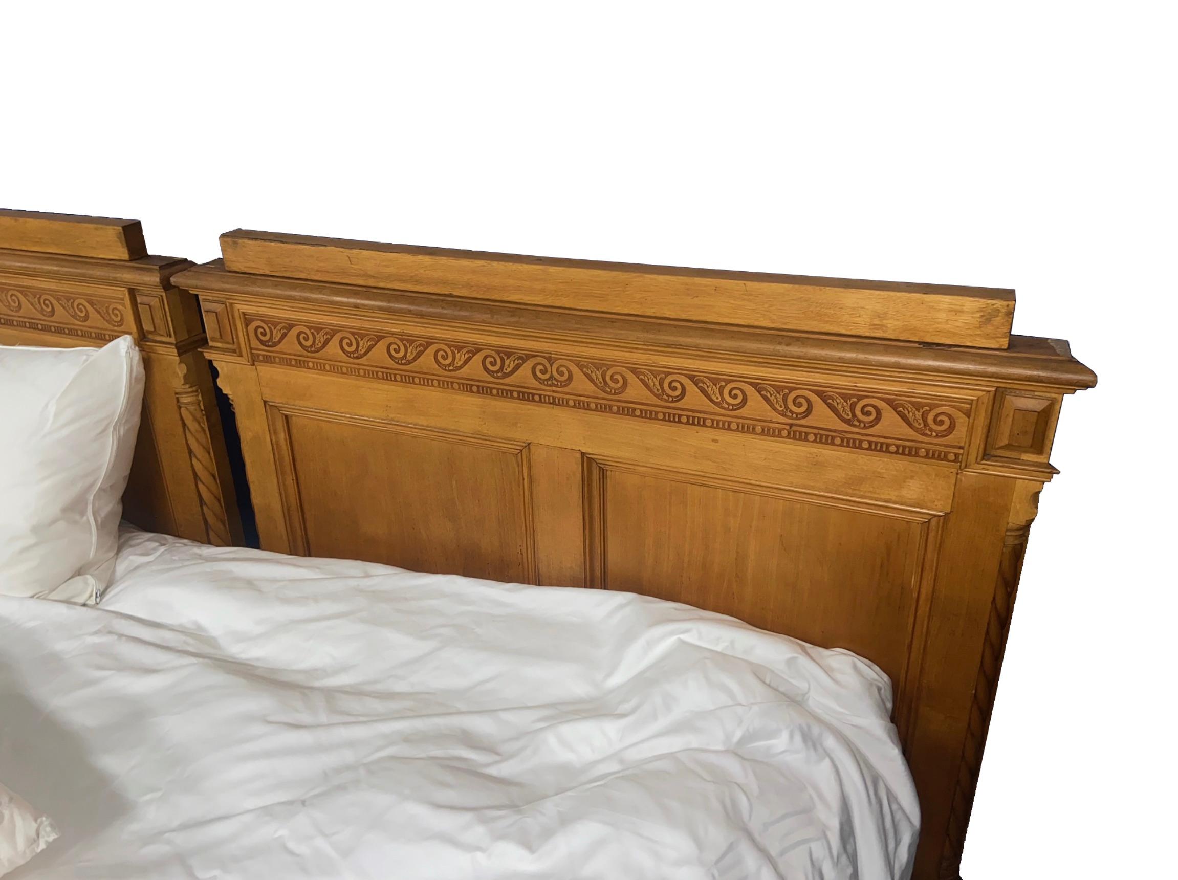 Paar europäische Kiefernholz-Twin-Betten aus dem 19. Jahrhundert, reconfiguriert als King-Bett im Angebot 2