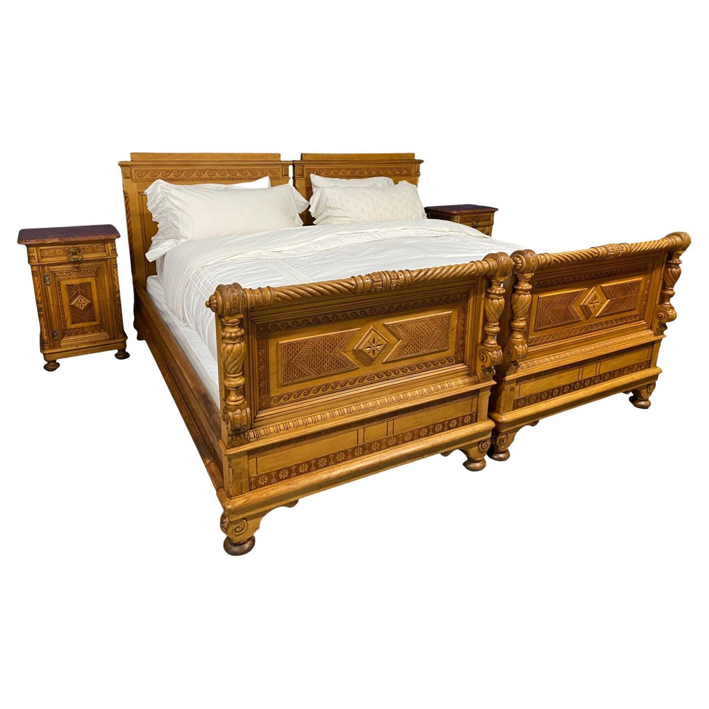 Paire de lits jumeaux en pin européens du 19ème siècle reconfigurés en lit de roi en vente