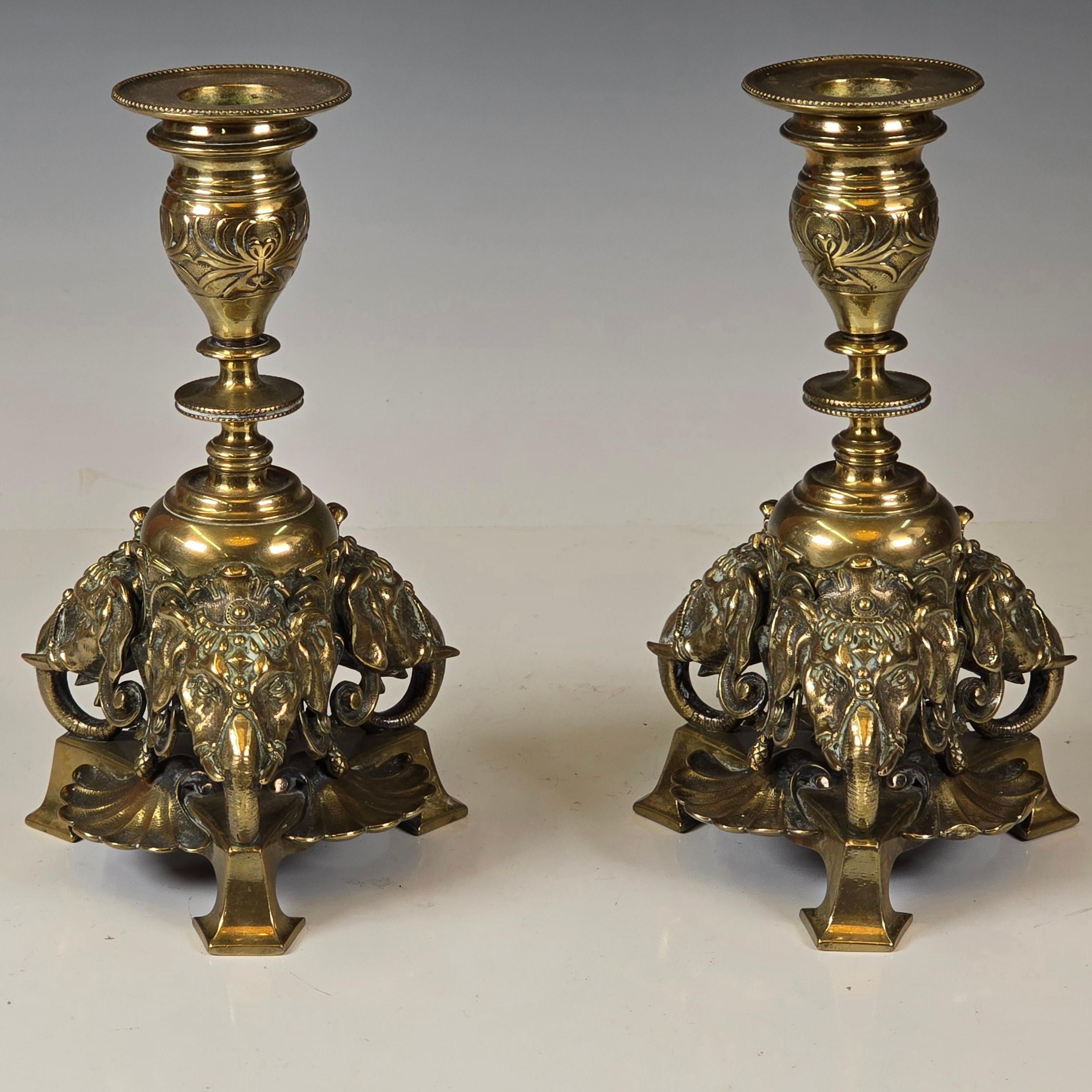Coppia di candelieri a forma di elefante in bronzo lucido che mostrano chiaramente il fascino dell'esotico alla fine del XIX secolo. Analogamente ai soggetti orientalisti del XIX secolo, l'esotismo nelle arti decorative e nel design d'interni era