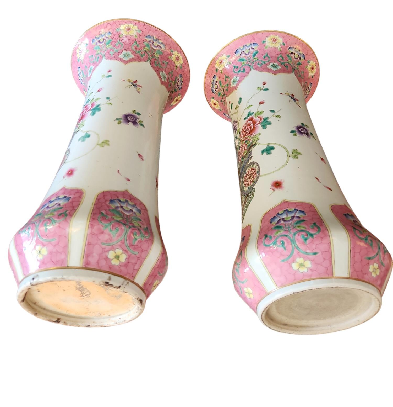 Paar Famille-Rose-Becher-Vasen aus dem 19. Jahrhundert (Chinesisch) im Angebot