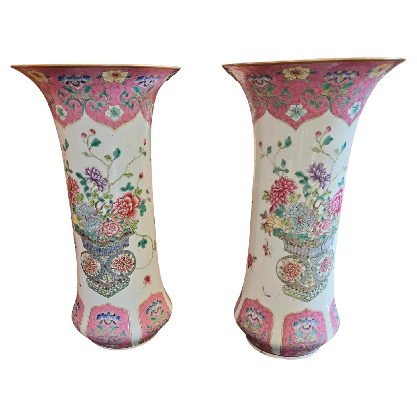 Paar Famille-Rose-Becher-Vasen aus dem 19. Jahrhundert im Angebot