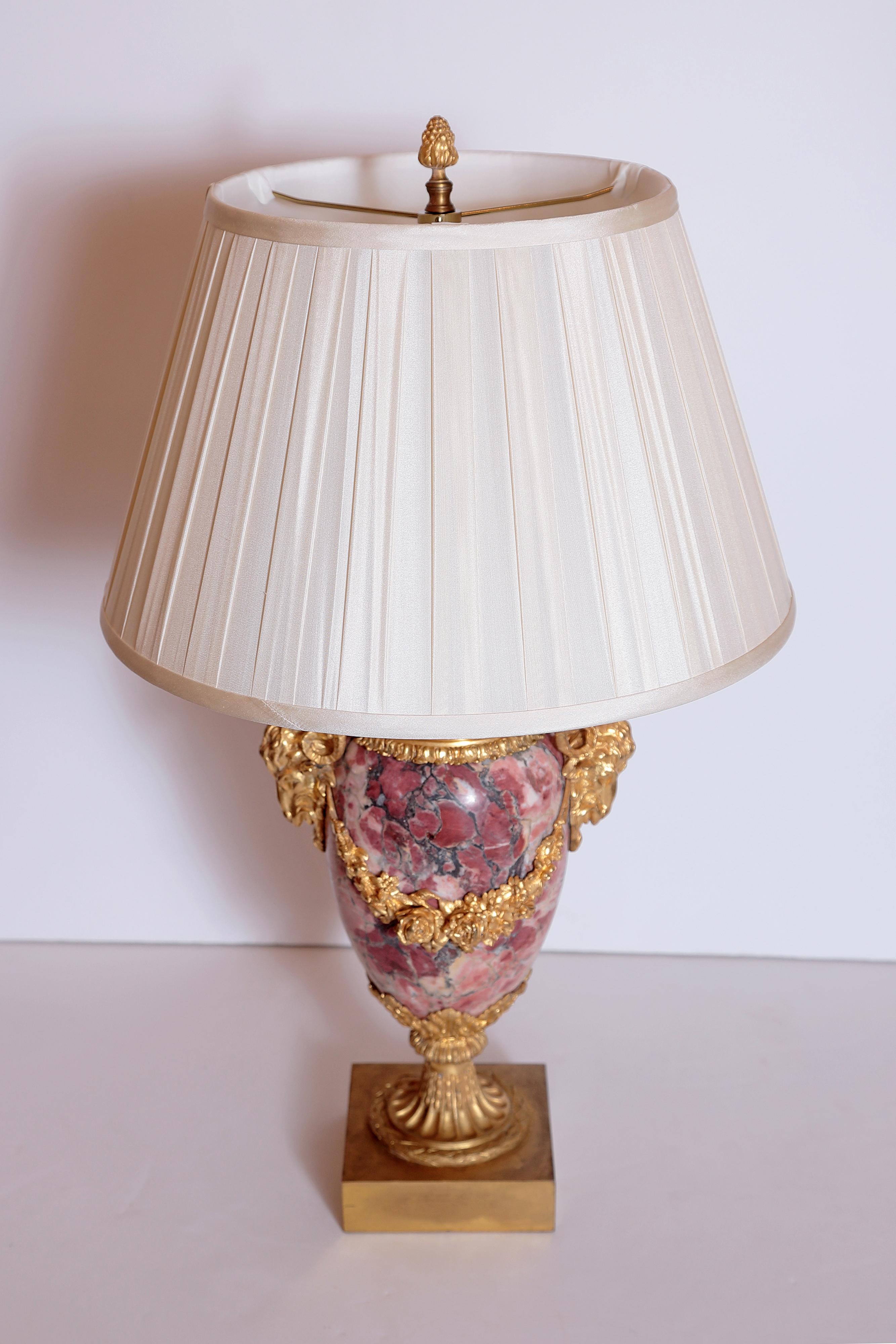 Paar feine französische Louis-XVI-Lampen aus Marmor und vergoldeter Bronze aus dem 19 (Louis XVI.) im Angebot