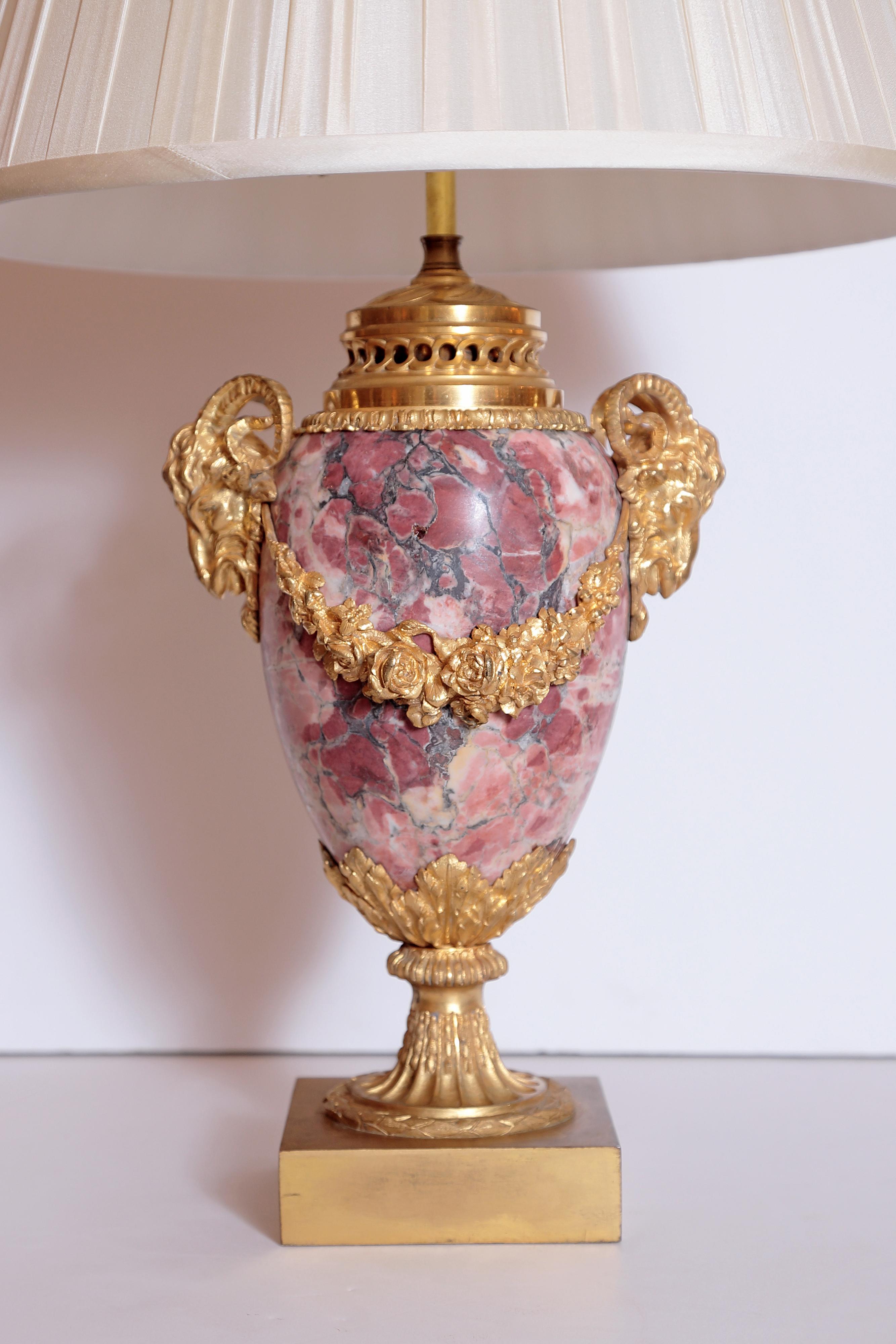 Paar feine französische Louis-XVI-Lampen aus Marmor und vergoldeter Bronze aus dem 19 (Französisch) im Angebot