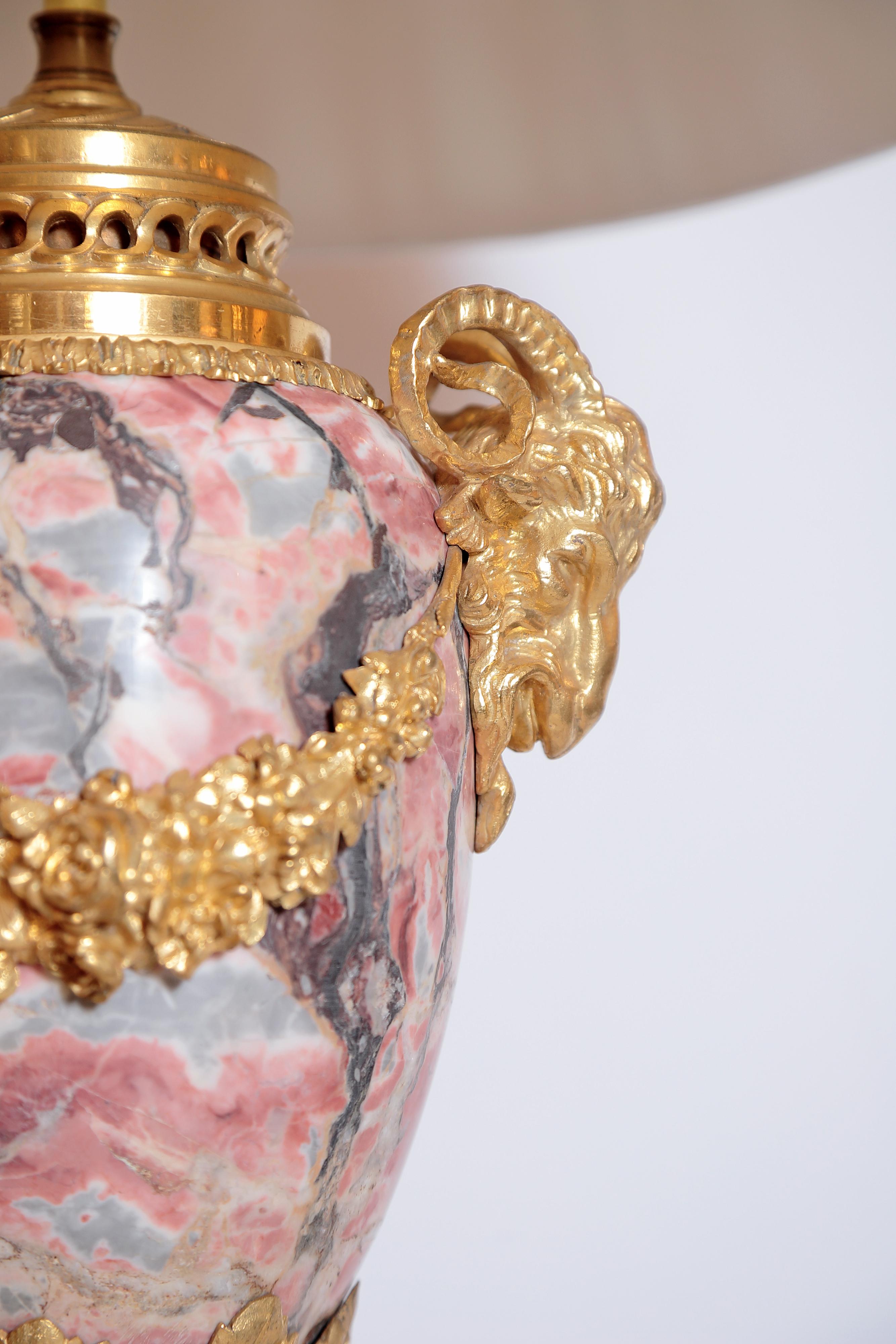 Paar feine französische Louis-XVI-Lampen aus Marmor und vergoldeter Bronze aus dem 19 (Vergoldet) im Angebot
