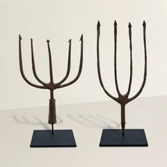 Coppia di lance da pesca del 19° secolo su supporti personalizzati