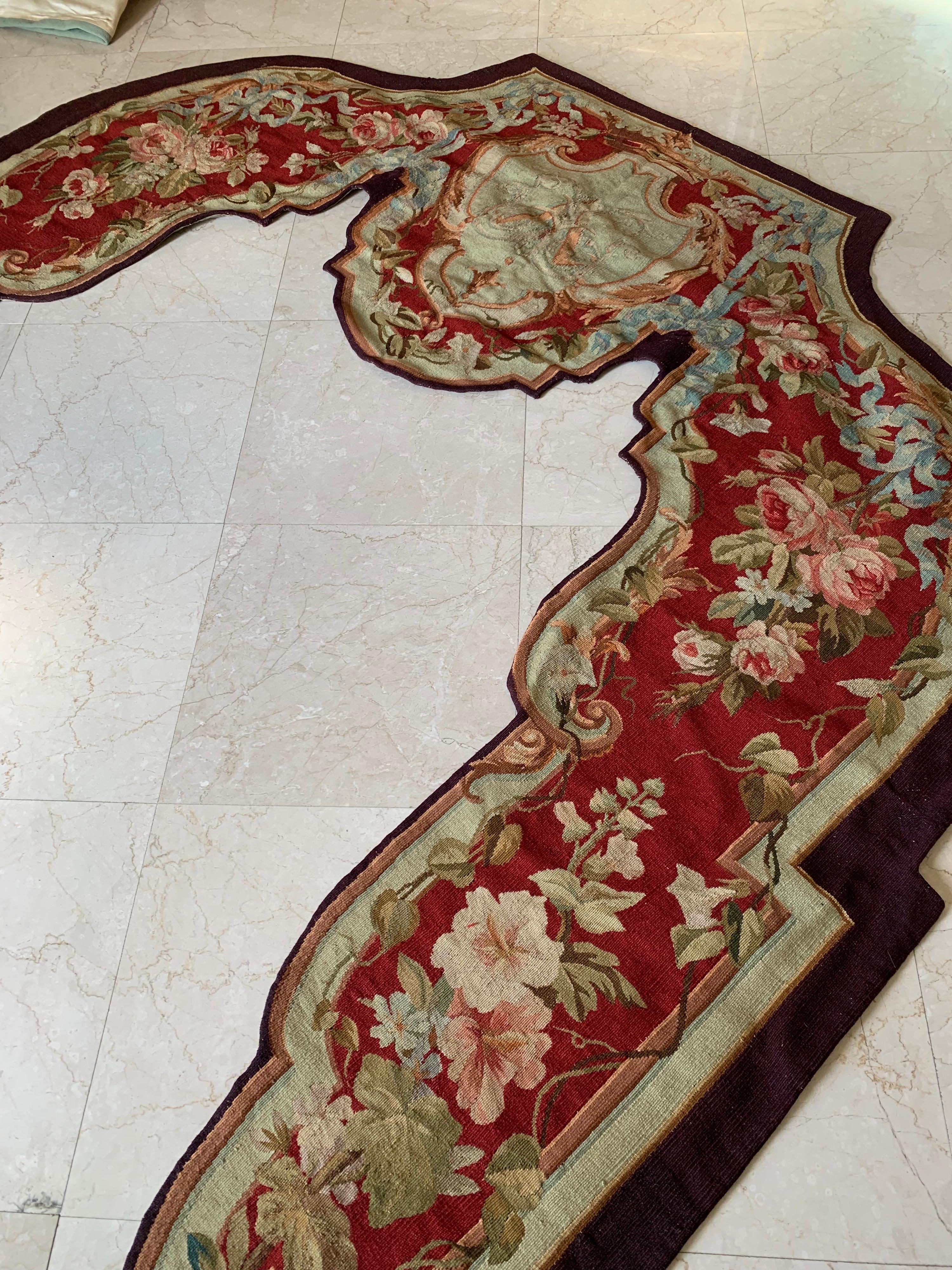 Chiamati portière, questi antichi arazzi da parete sono stati tessuti a mano ad Aubusson, in Francia, nel XIX secolo. Entrambi presentano decorazioni floreali e di fogliame in una palette di rosso intenso e beige. Gli arazzi Portière erano
