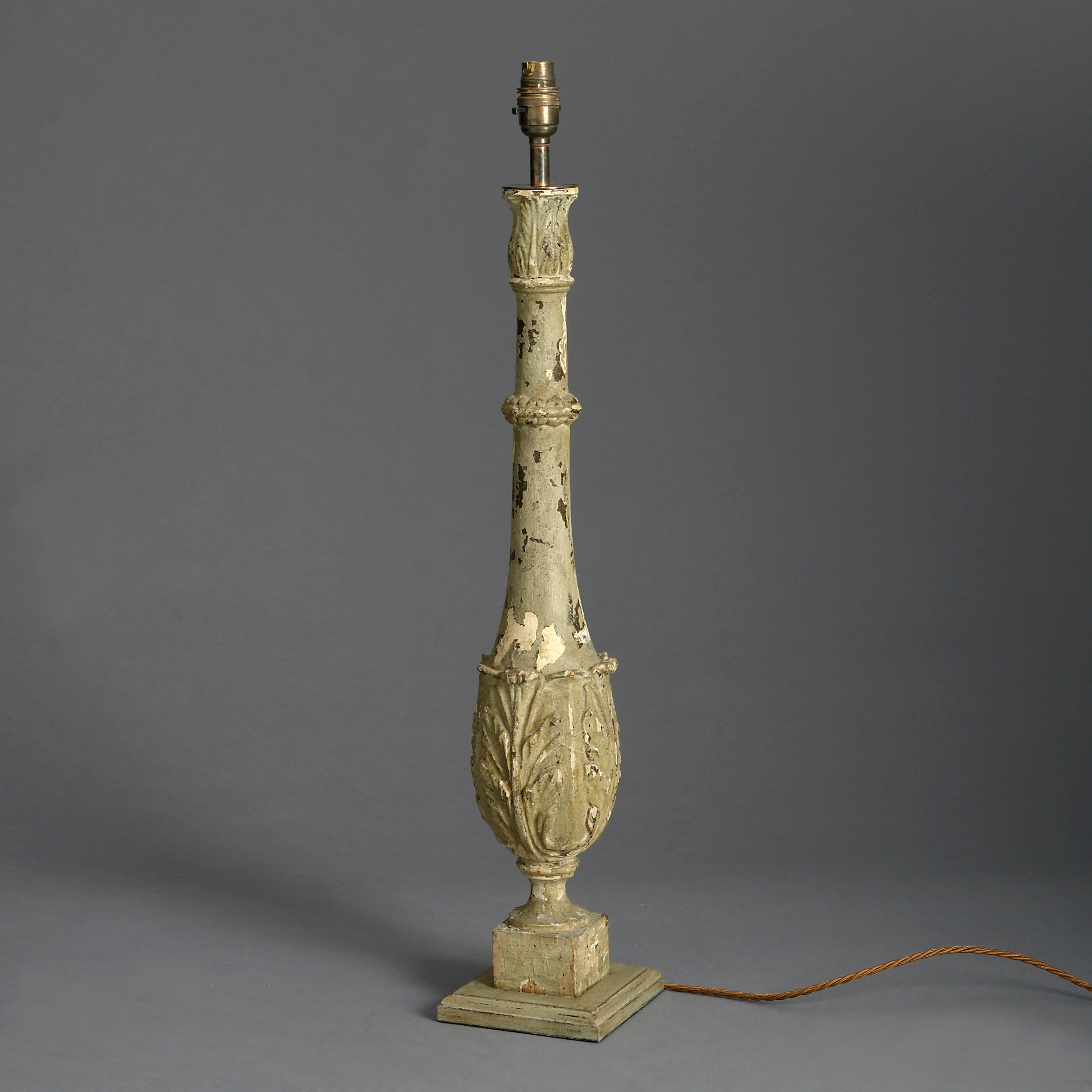 Ein Paar geschnitzte und bemalte Balustraden aus dem späten 19. Jahrhundert, deren Stiele mit Akanthusschnitzereien versehen sind und auf Sockeln ruhen.

Jetzt als Tischlampen verkabelt.

Schirme können separat erworben werden