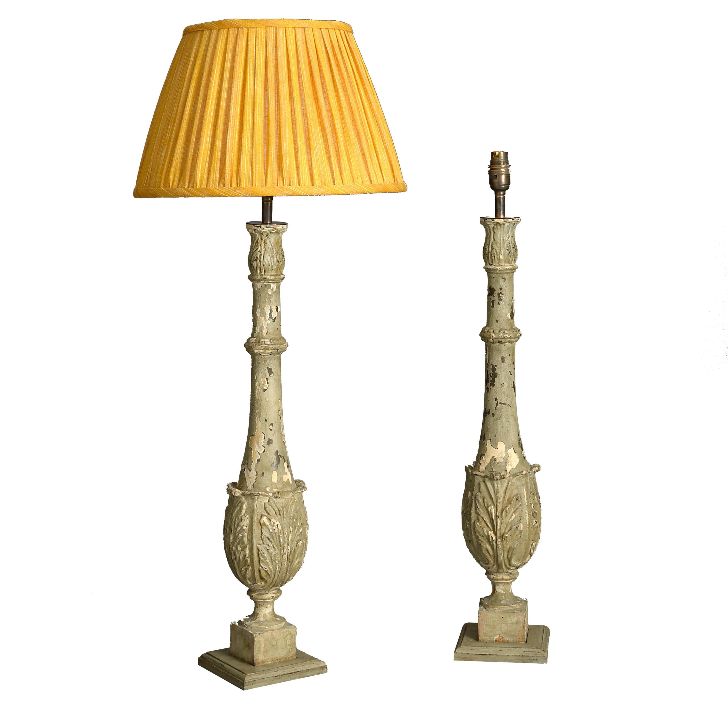 Paar blattförmig geschnitzte Balustradenlampen aus dem 19. Jahrhundert