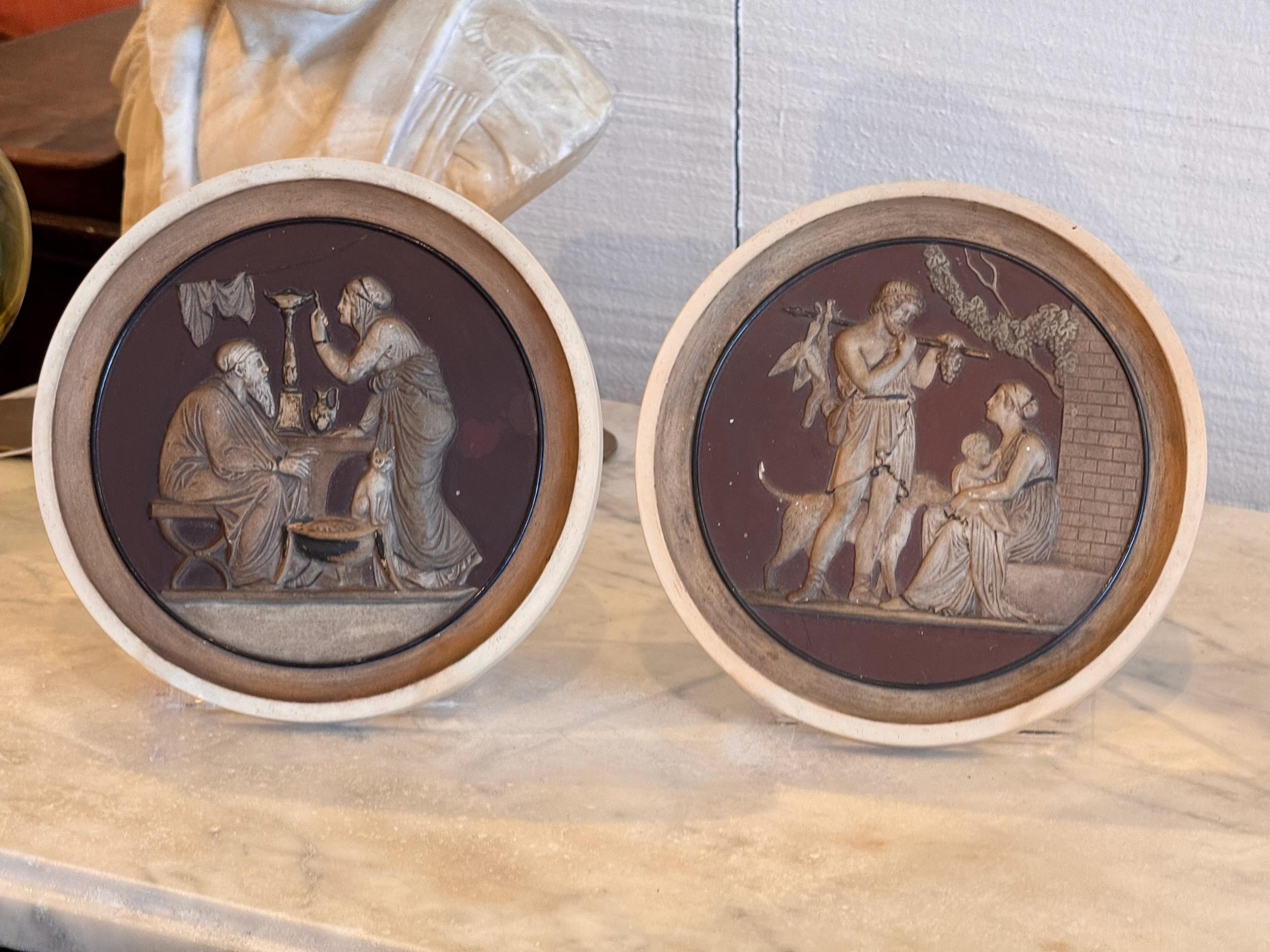 Un par de placas en relieve. Representa dos de las cuatro estaciones