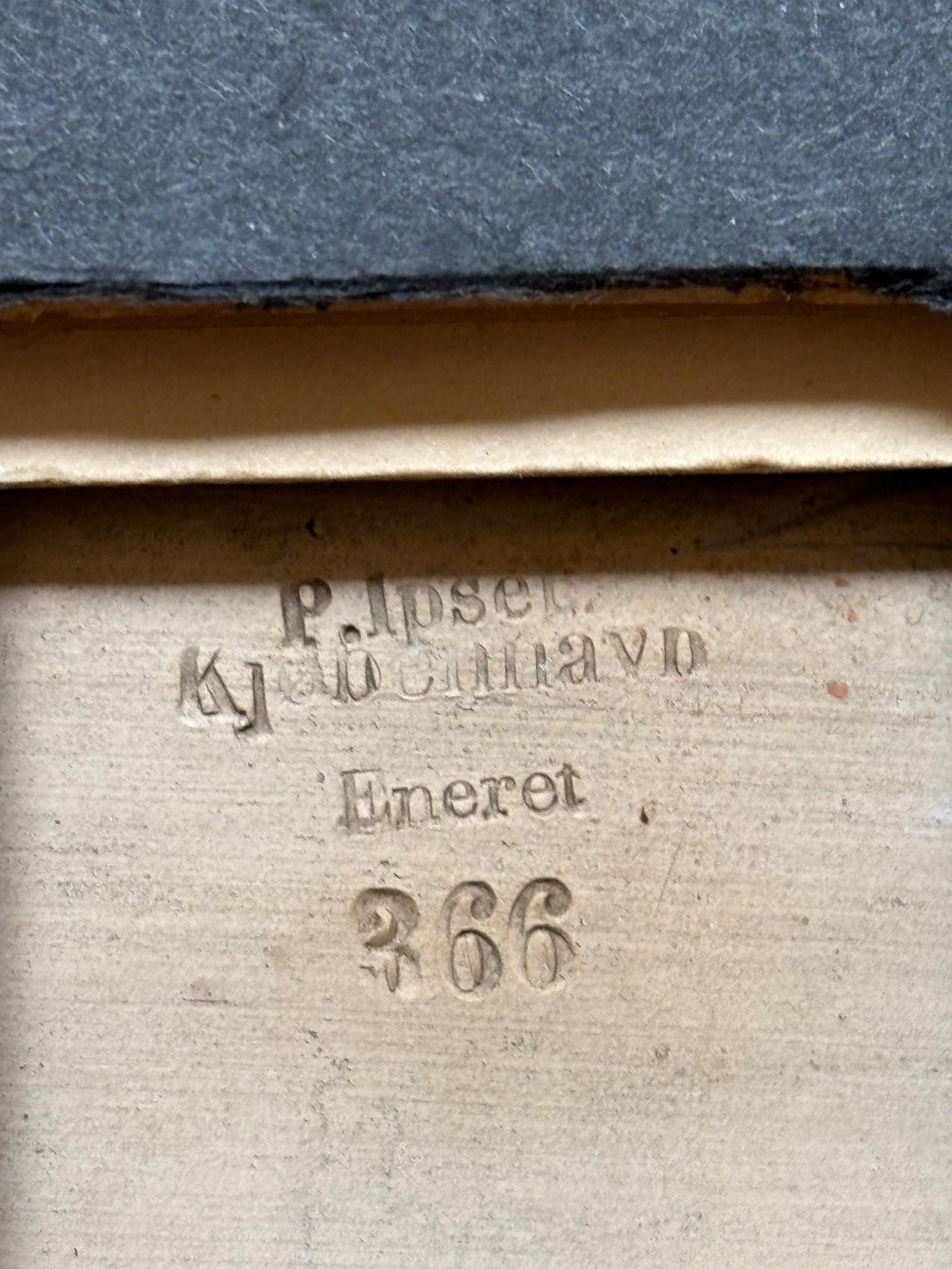 Pair of 19th Century Framed Neoclassical Plaque by Danish Artist Peter Ipsen (Vergoldet) im Angebot