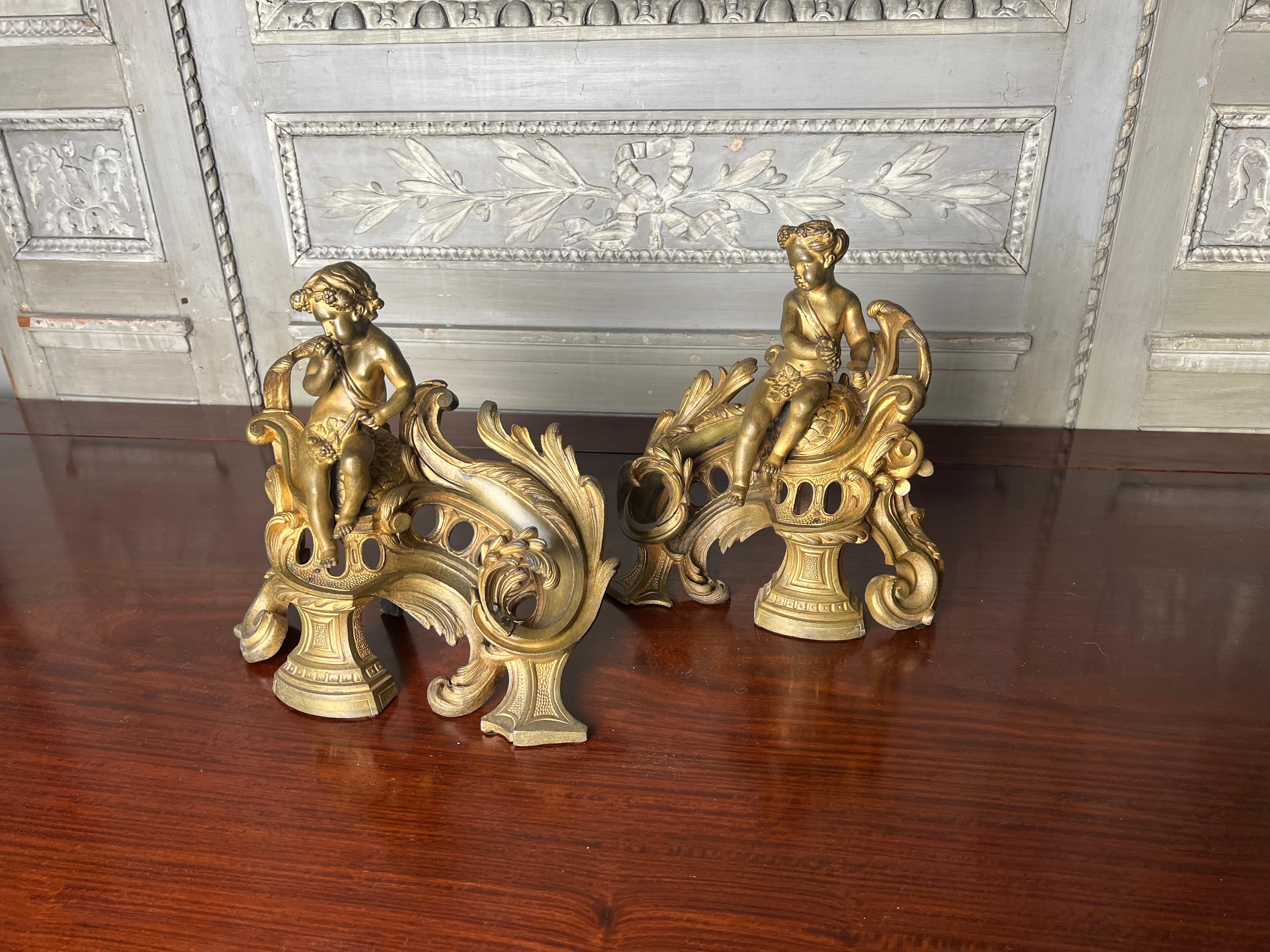 Francese Coppia di Androni francesi del XIX secolo in bronzo con putti baccanali in vendita