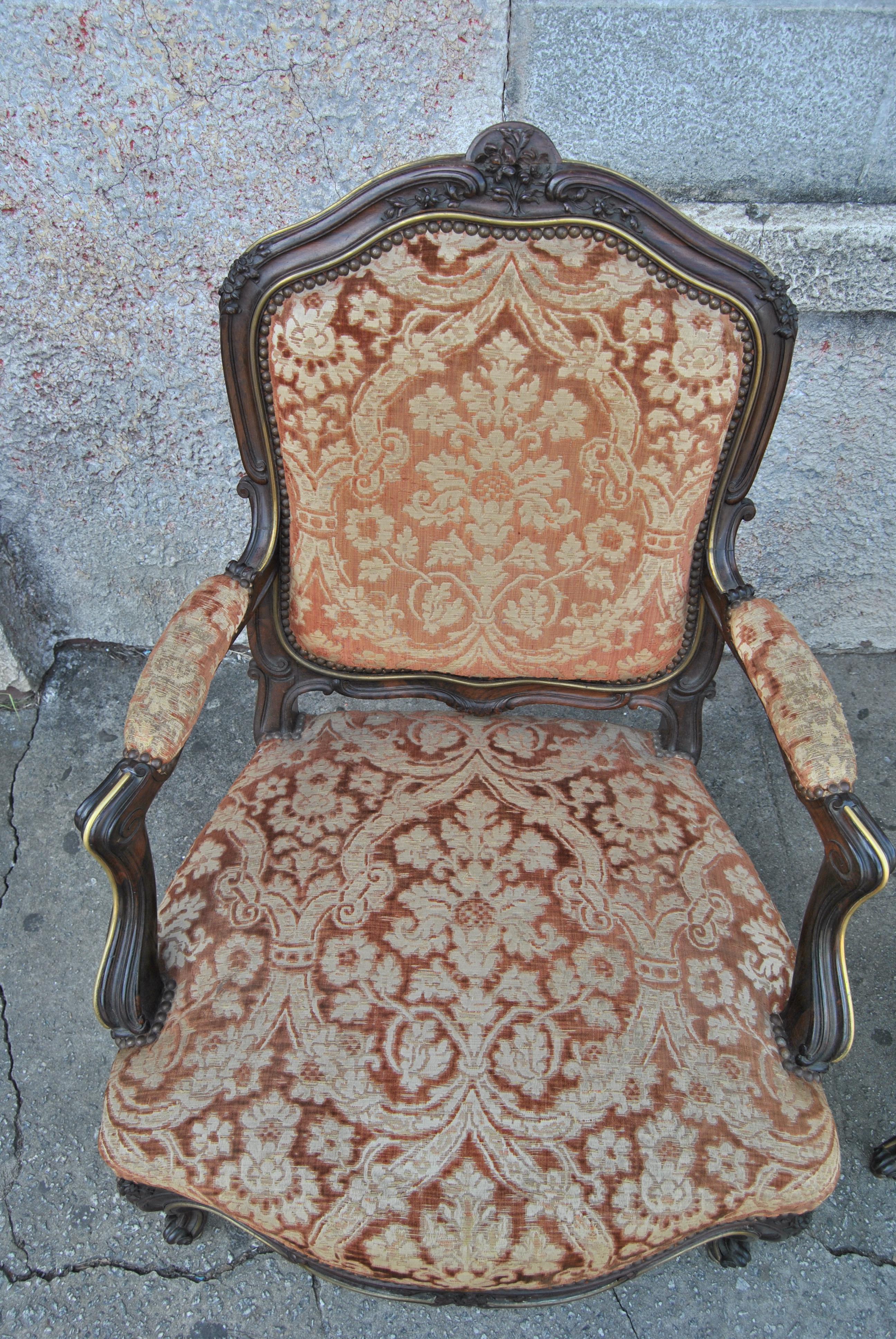 Dies ist ein Paar Sessel aus Frankreich, um 1880. Die Stühle sind aus massivem Palisanderholz gefertigt. Jeder Stuhl ist von Hand geschnitzt und von höchster Qualität. Die Stühle haben eine stark geformte Rückenlehne. Auch die Armlehnen, die Seite