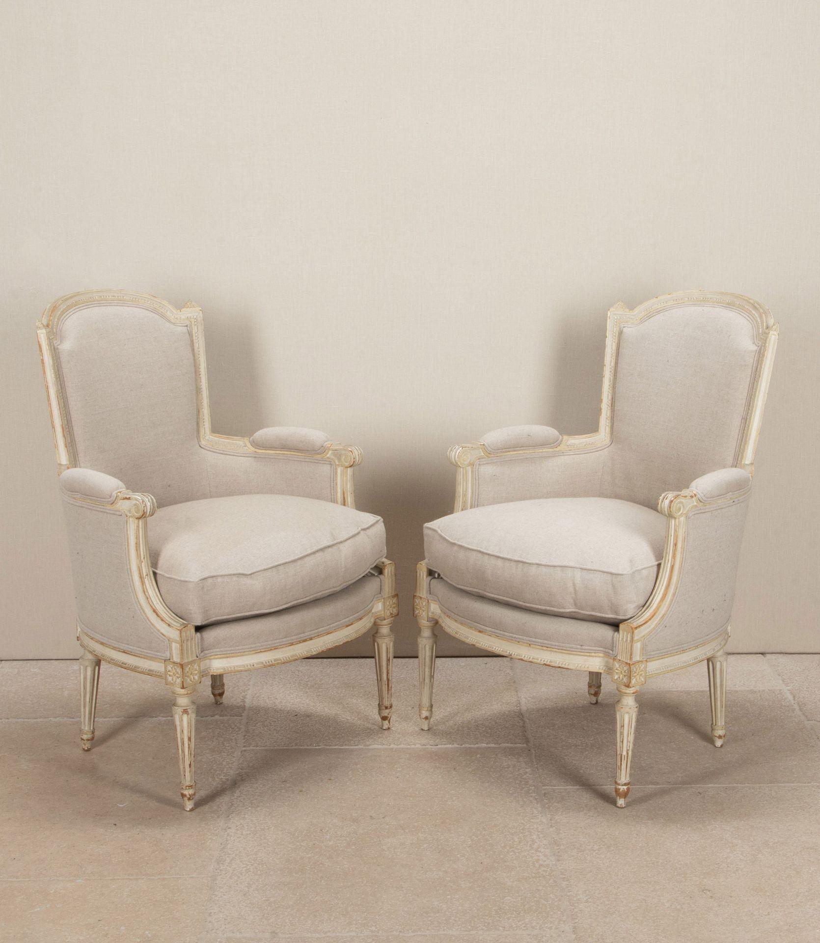 Paire de fauteuils français de style Louis XVI.
Peinture d'origine et nouveau revêtement en lin.
